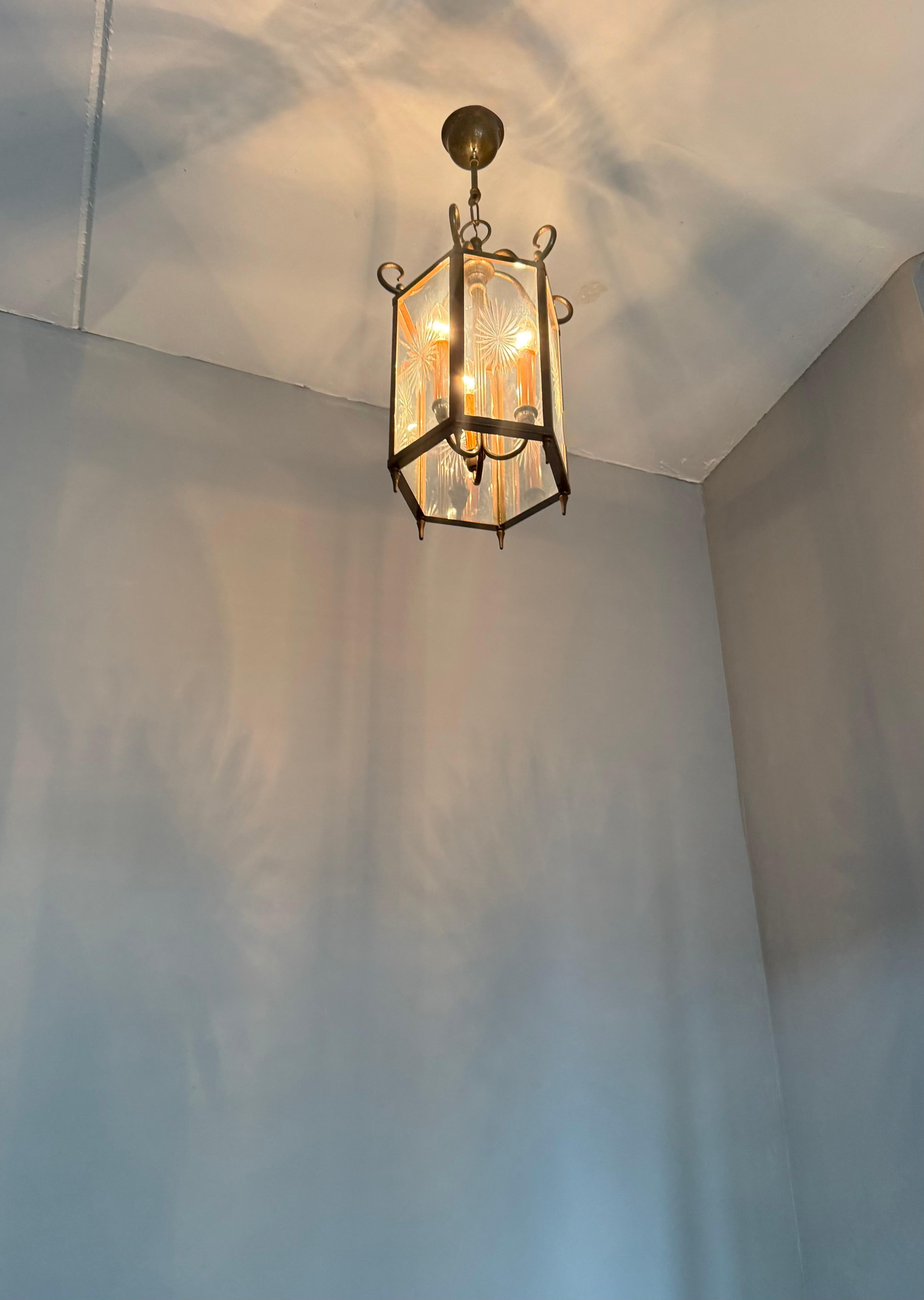 Elegante farol / lámpara colgante holandesa Arts & Crafts de latón y cristal grabado en forma de estrella en venta 9