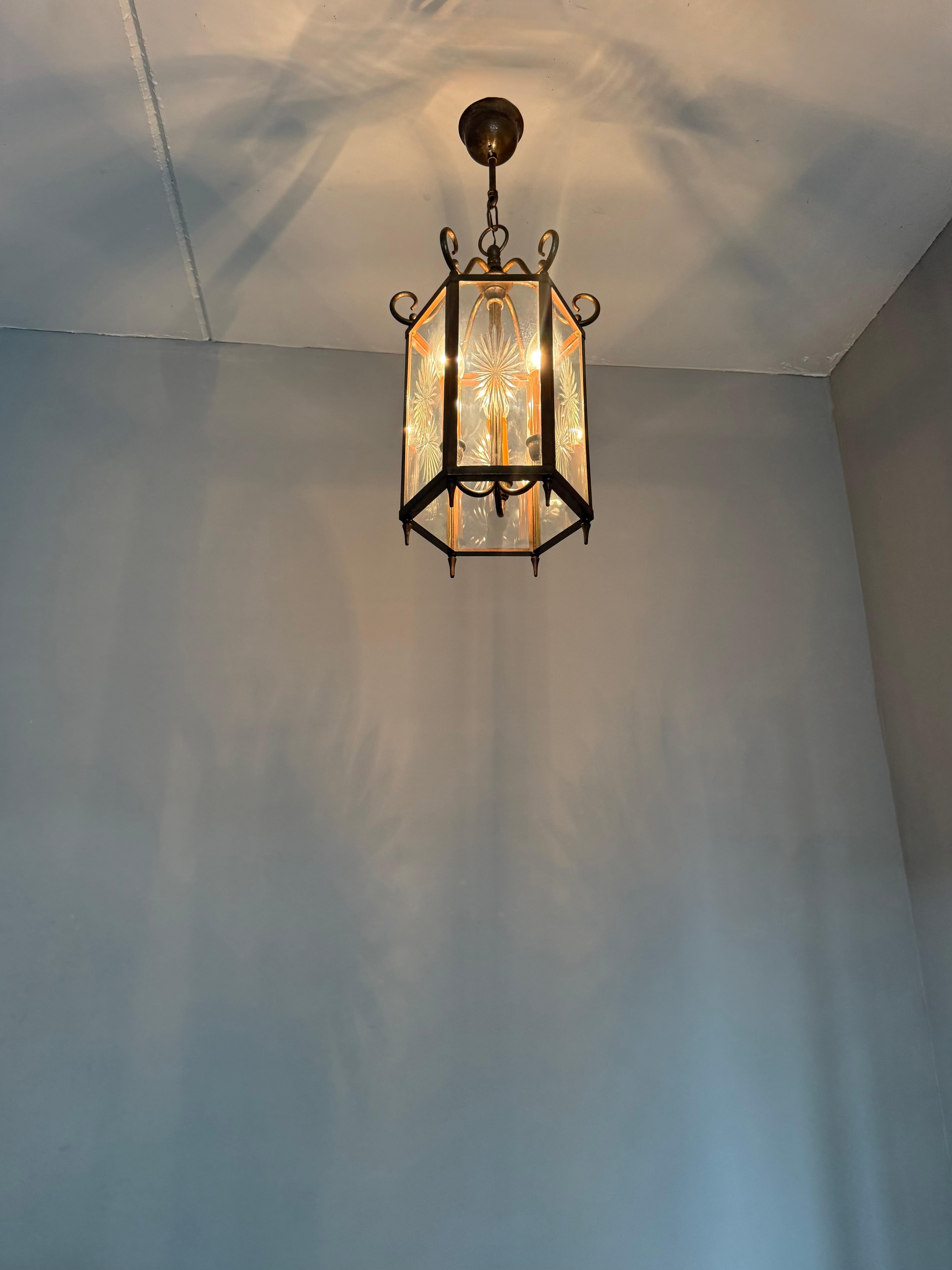Elegante farol / lámpara colgante holandesa Arts & Crafts de latón y cristal grabado en forma de estrella en venta 10