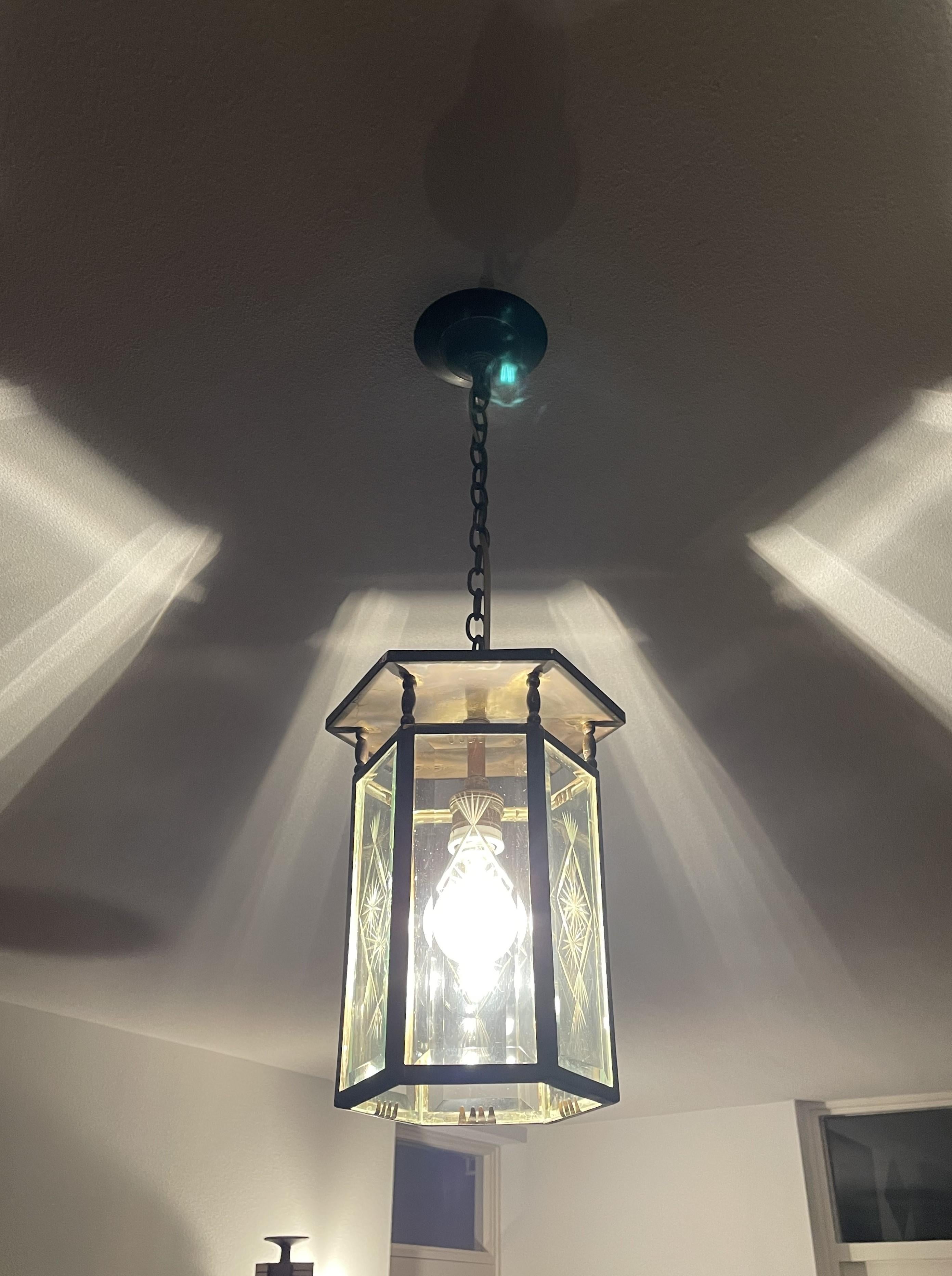 Top quality and practical size, hallway lantern.

With early 20th century lighting as one of our specialities, we are always happy to find a pendant, lantern or chandelier that we have never seen before. This hexagonal, Dutch Arts & Crafts lantern