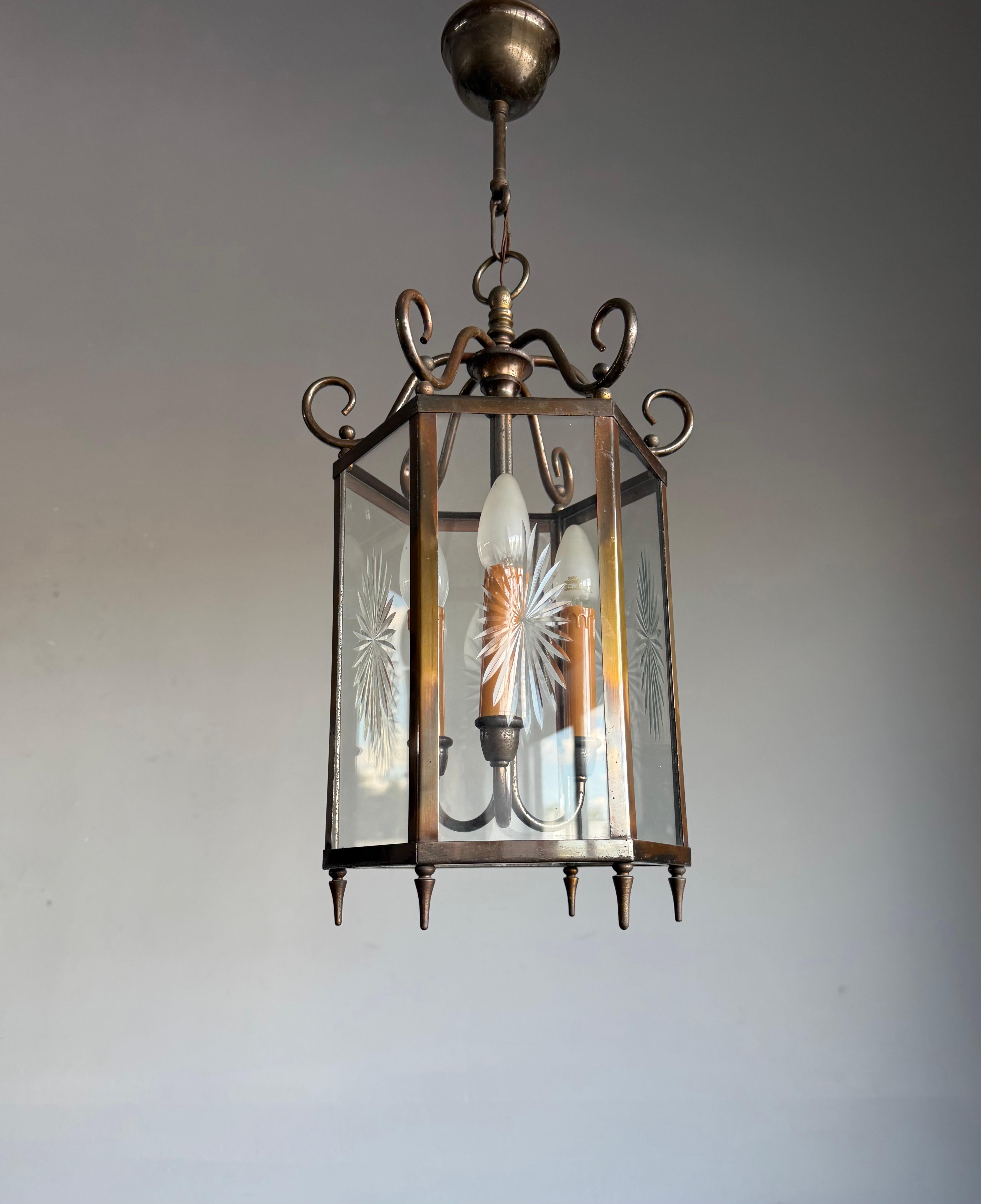 ** Ten en cuenta que nosotros mismos organizamos el envío para garantizar una entrega fluida, segura y fiable. Esto nos permite ofrecerte el mejor servicio y atención posibles para tu compra.

Farol de entrada de 3 luces de gran calidad y tamaño