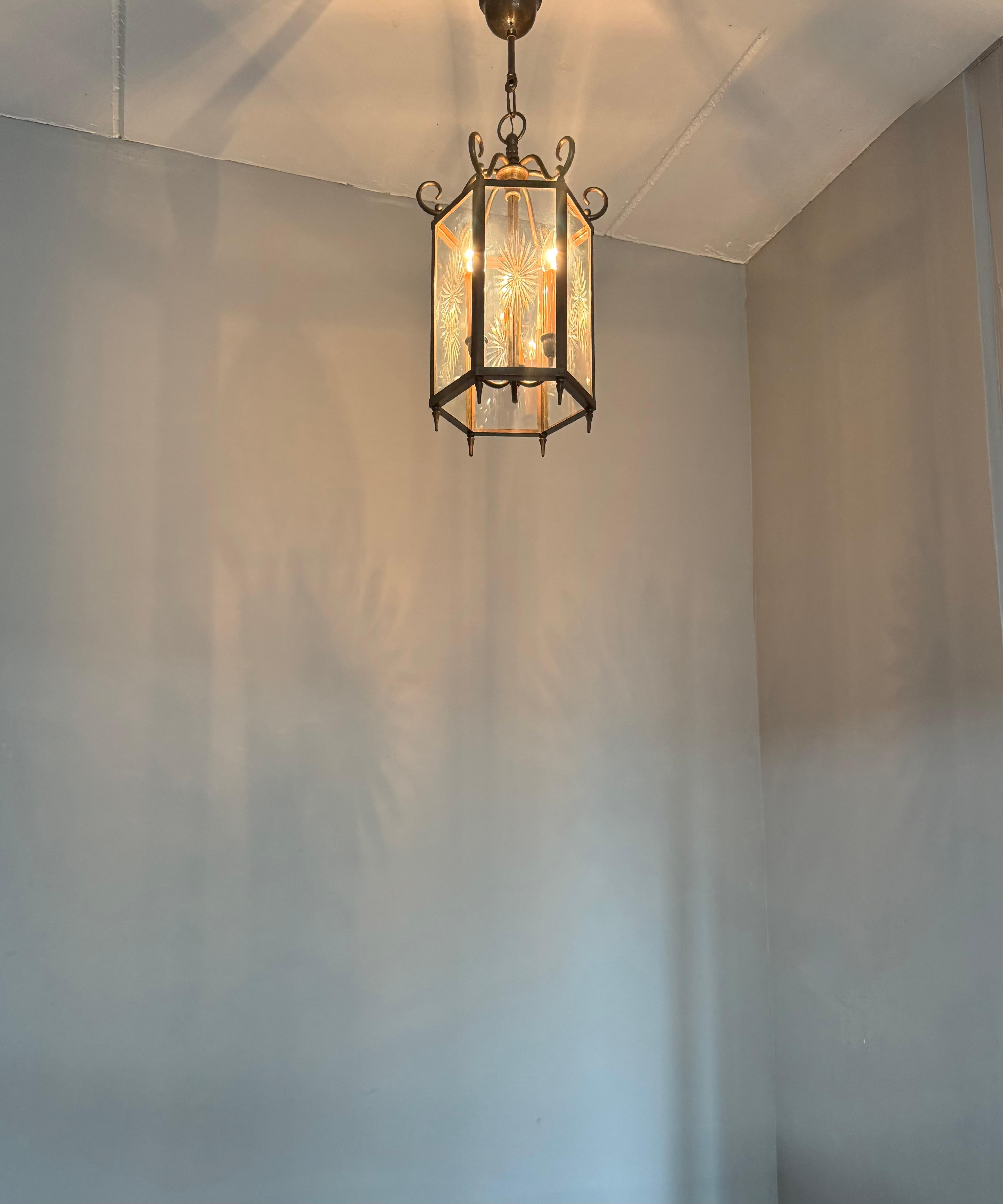 Elegante farol / lámpara colgante holandesa Arts & Crafts de latón y cristal grabado en forma de estrella Artes y manualidades en venta