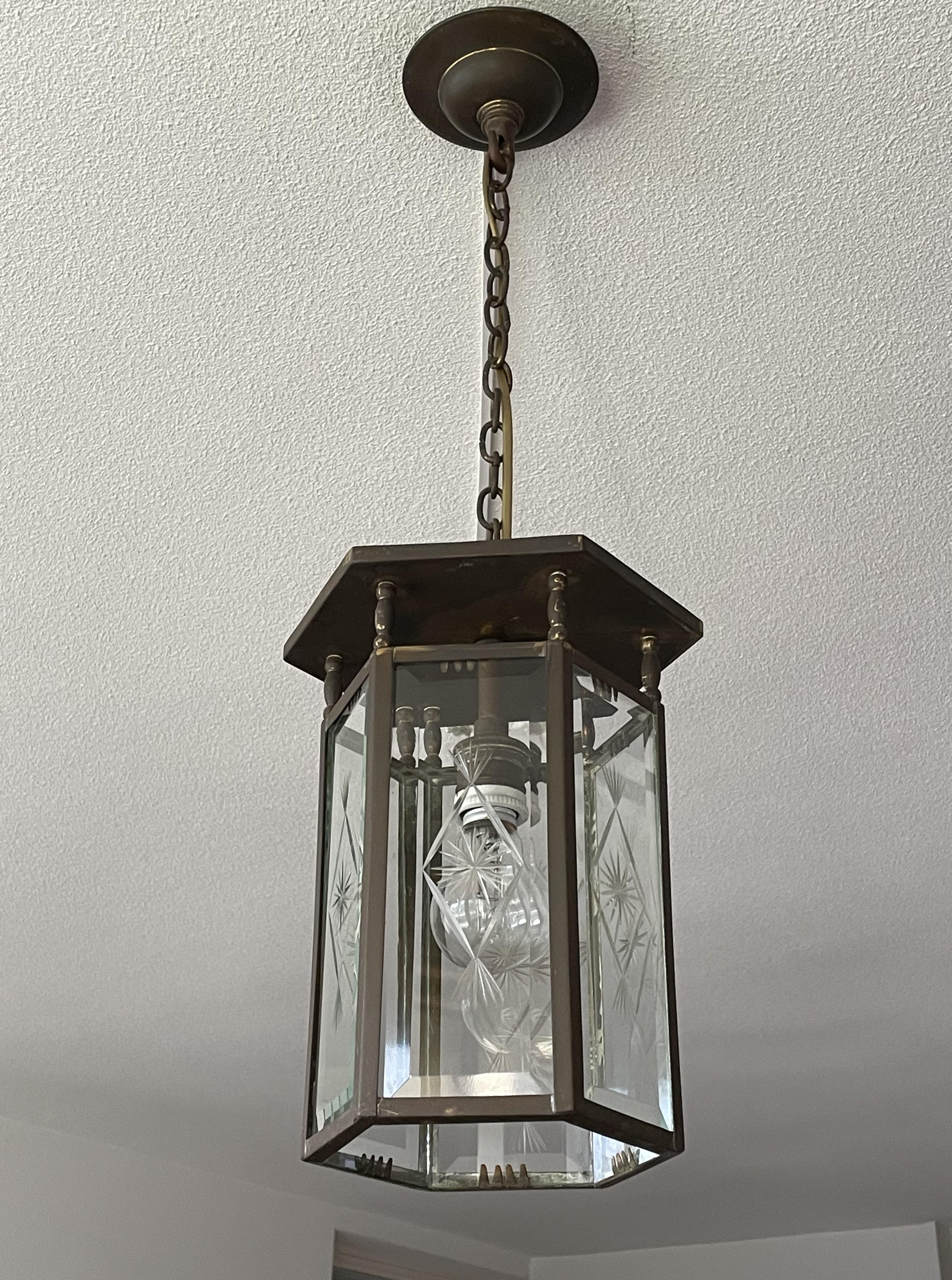 Moulage Élégante lanterne / lampe à suspension hollandaise Arts & Crafts en laiton et verre étoilé gravé en vente