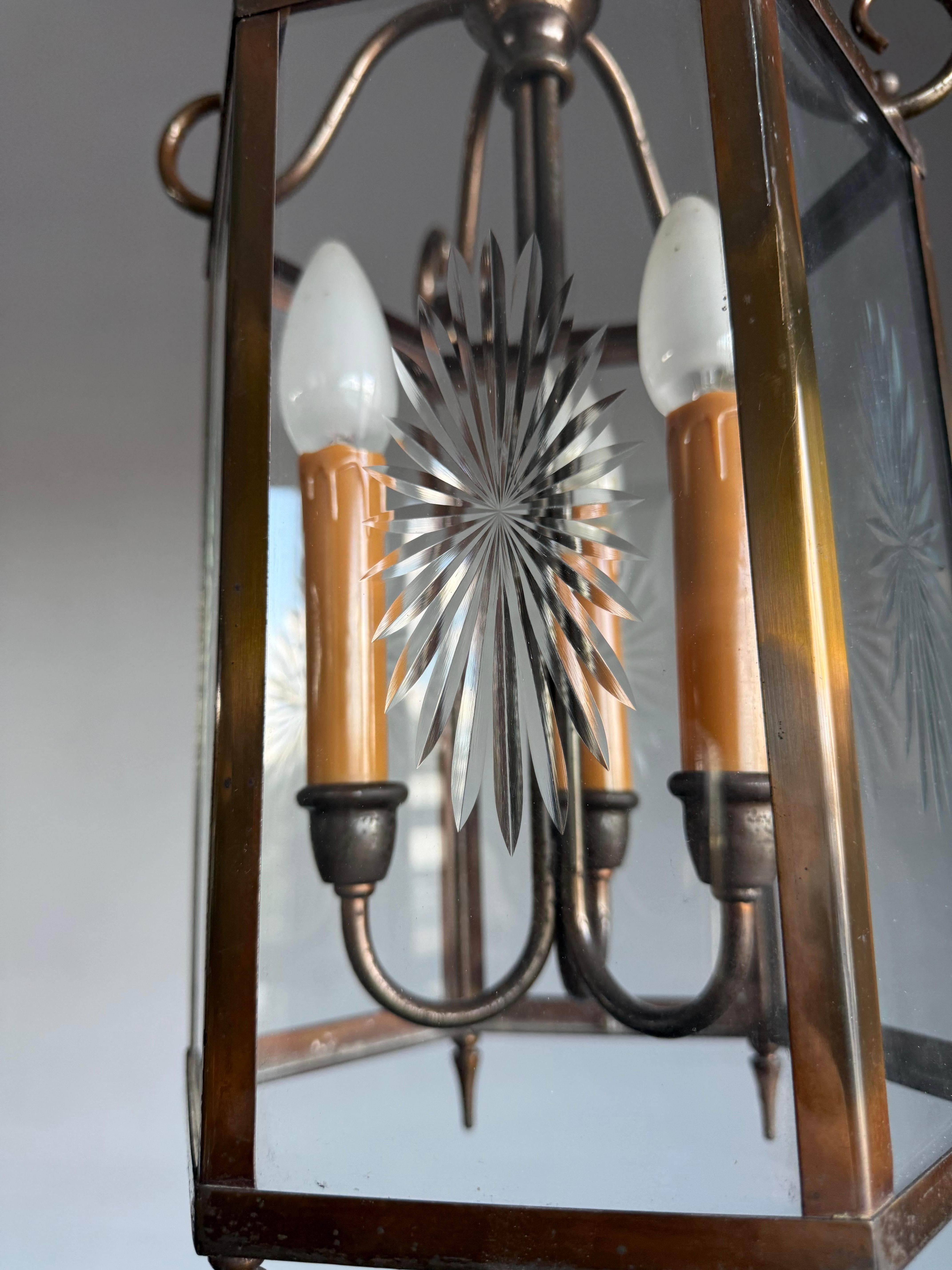 Elegante farol / lámpara colgante holandesa Arts & Crafts de latón y cristal grabado en forma de estrella Vaciado en venta
