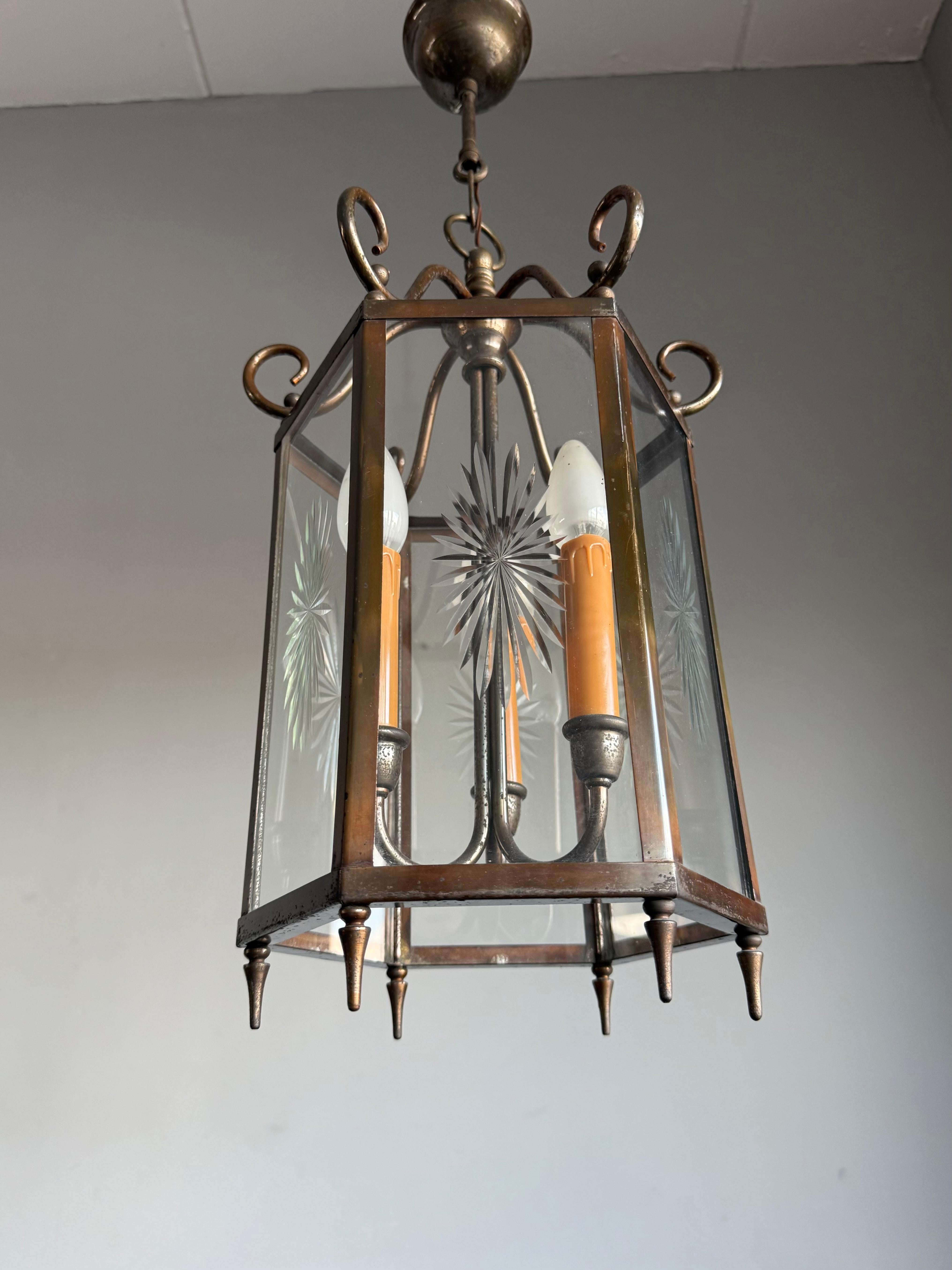 Elegante farol / lámpara colgante holandesa Arts & Crafts de latón y cristal grabado en forma de estrella en Bueno estado para la venta en Lisse, NL