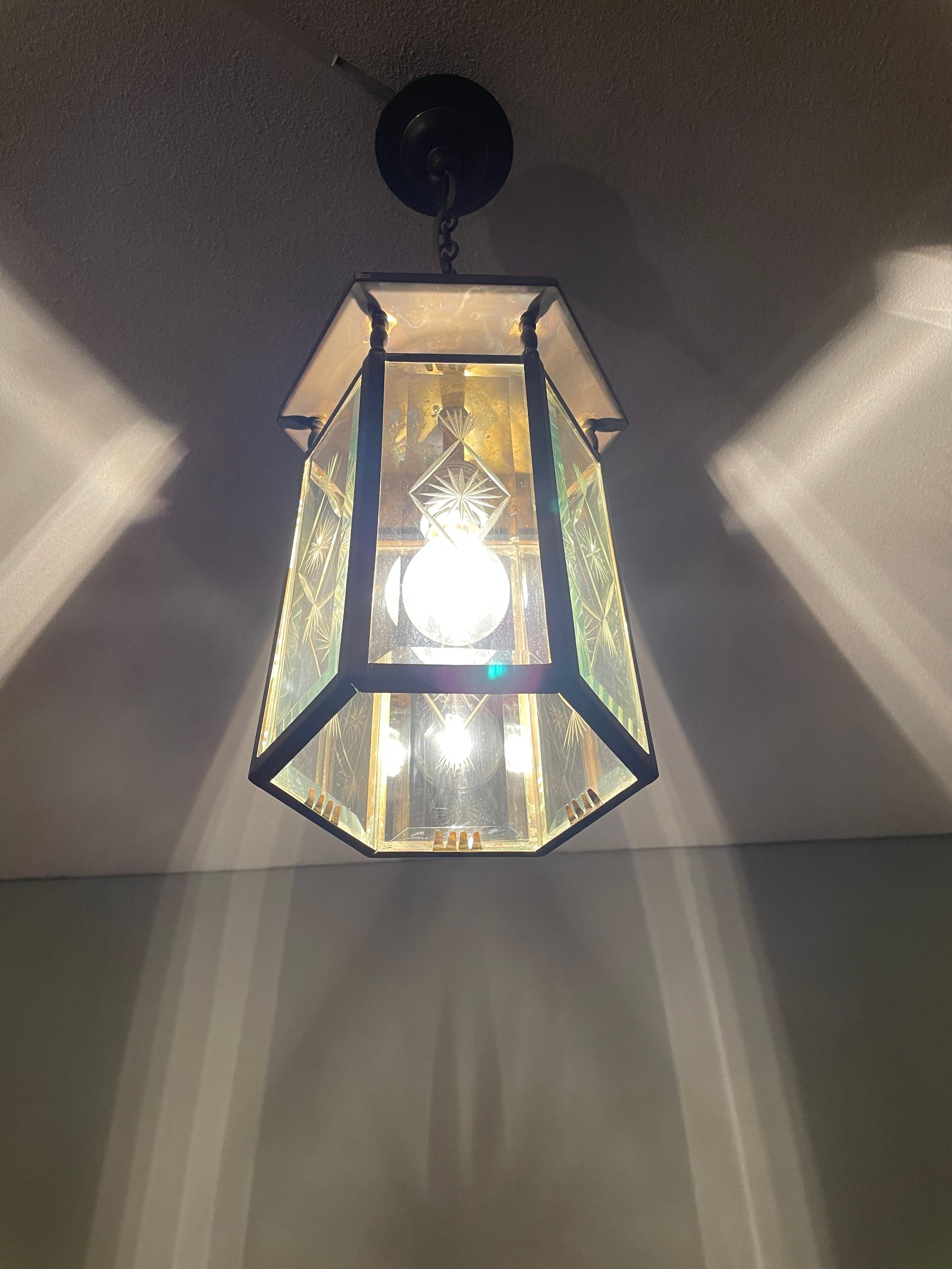 20ième siècle Élégante lanterne / lampe à suspension hollandaise Arts & Crafts en laiton et verre étoilé gravé en vente