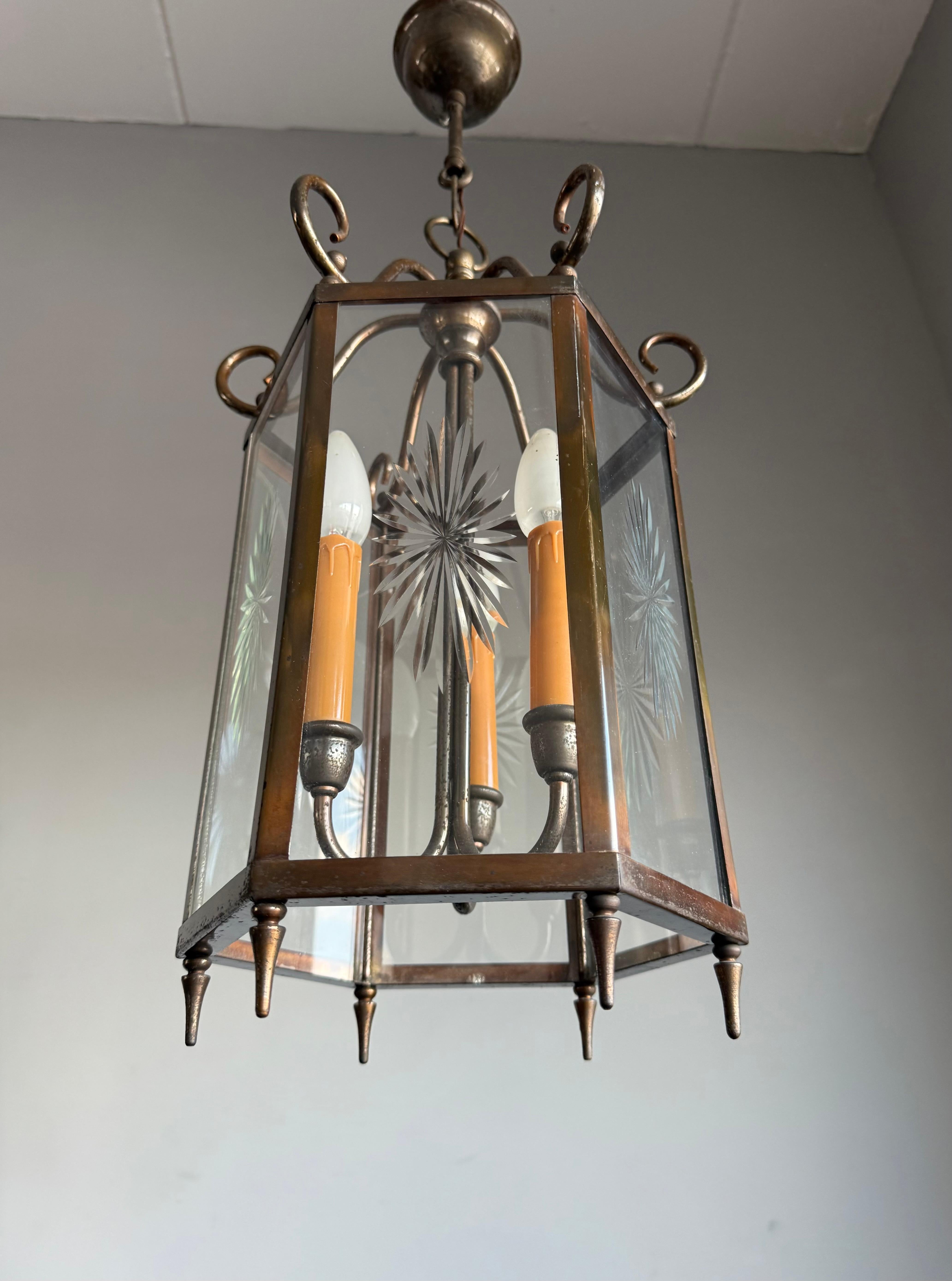 Elegante farol / lámpara colgante holandesa Arts & Crafts de latón y cristal grabado en forma de estrella siglo XX en venta