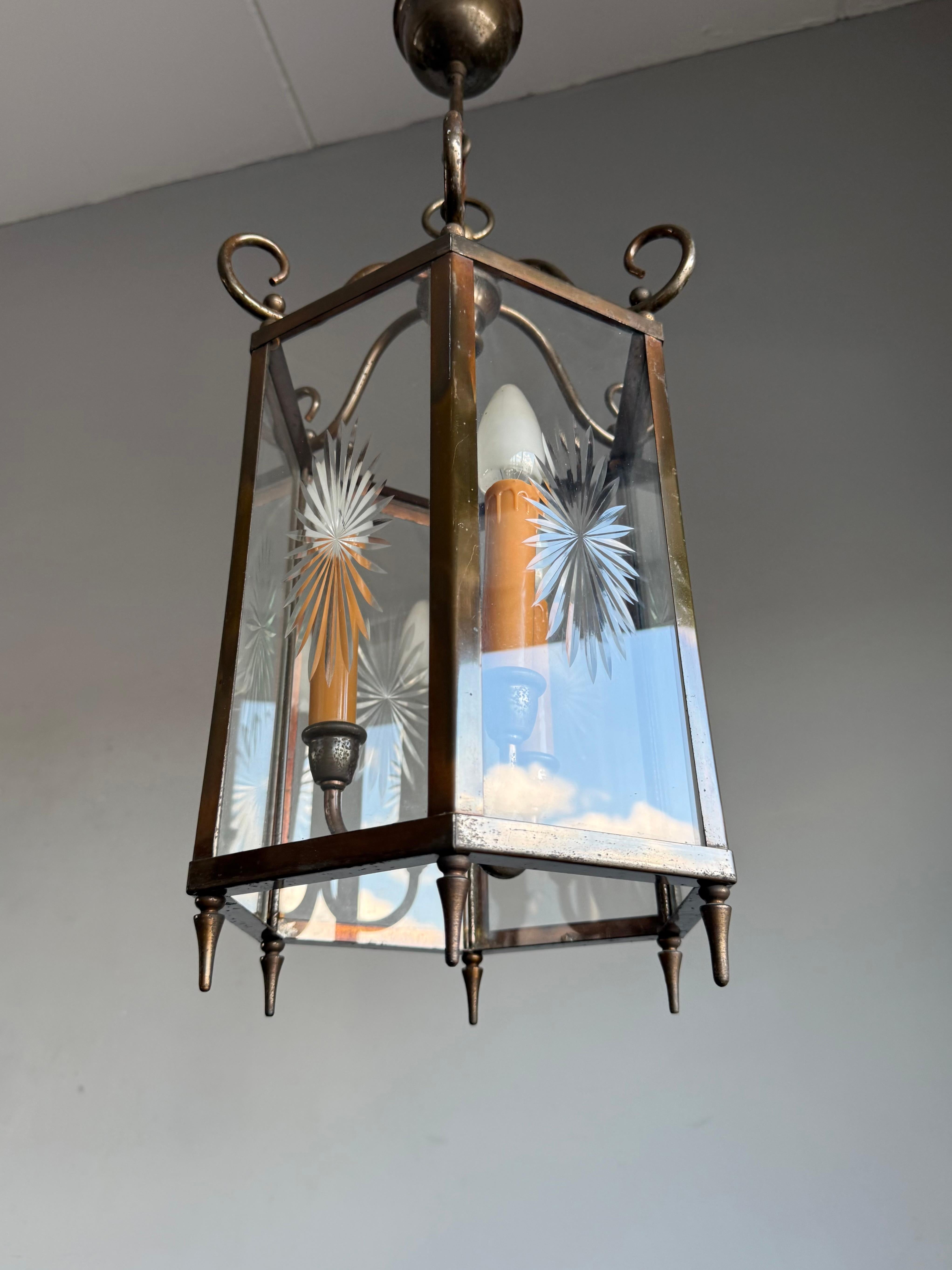 Elegante farol / lámpara colgante holandesa Arts & Crafts de latón y cristal grabado en forma de estrella Metal en venta