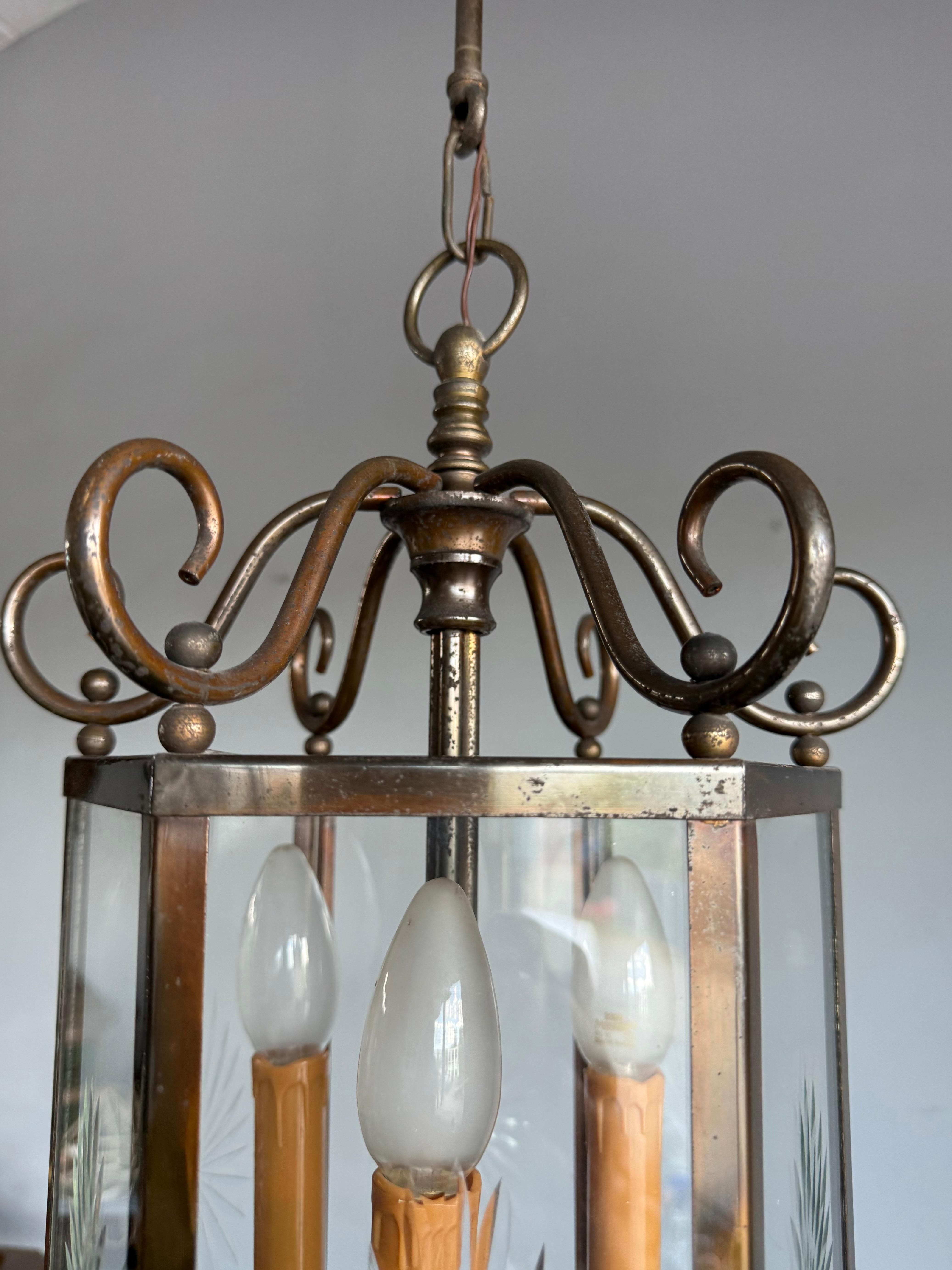 Elegante farol / lámpara colgante holandesa Arts & Crafts de latón y cristal grabado en forma de estrella en venta 1