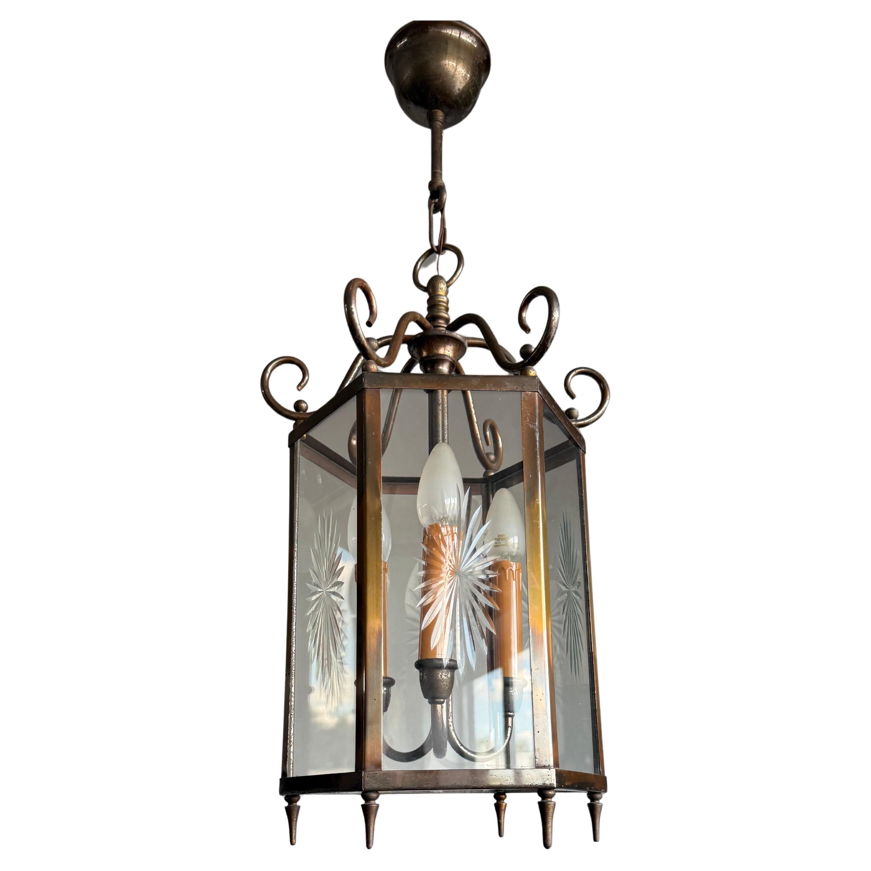 Elegante farol / lámpara colgante holandesa Arts & Crafts de latón y cristal grabado en forma de estrella en venta