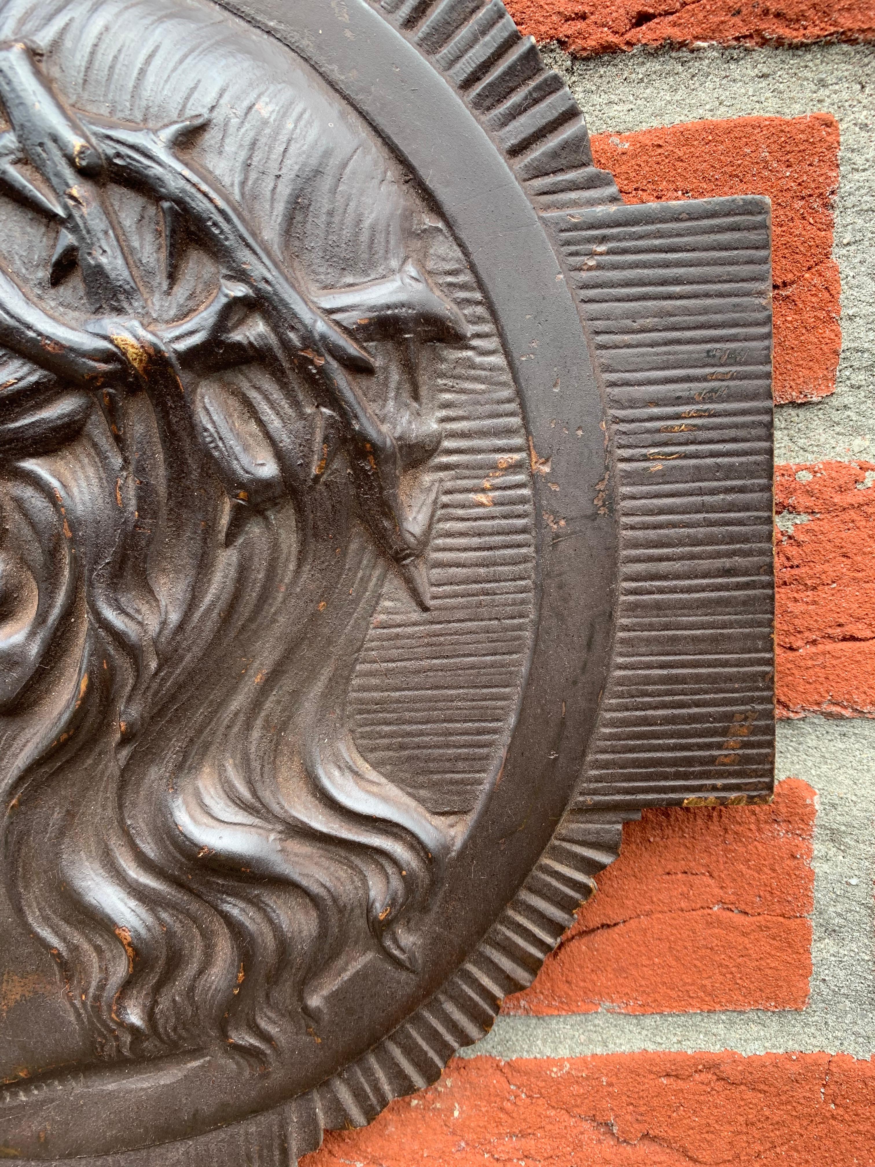 Stilvolle Art-Déco-Bronze-Wandtafel von Jesus Christus aus den frühen 1900er Jahren von S. Norga im Angebot 2