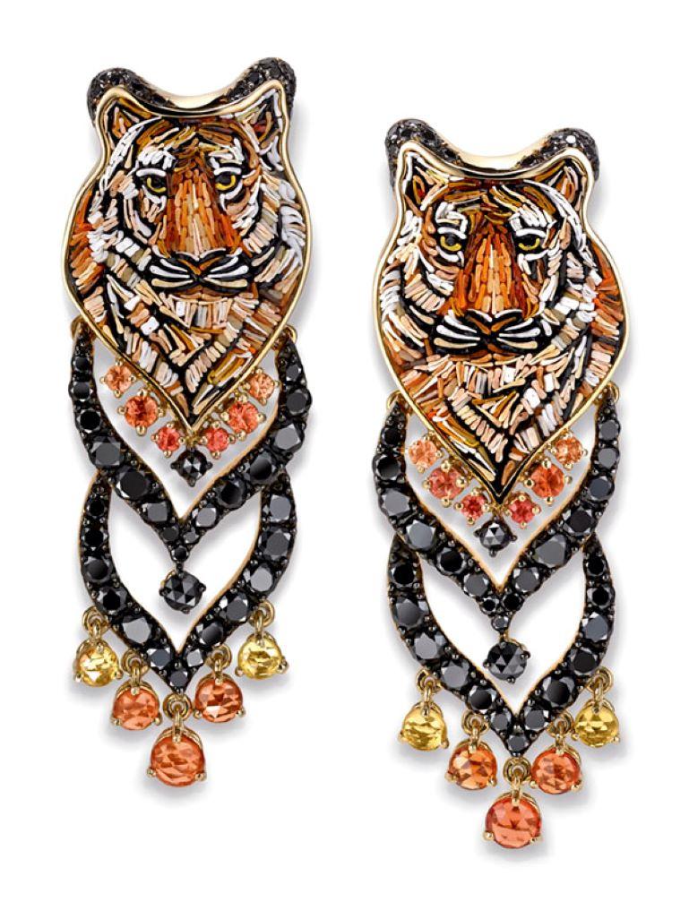 Stilvolle Ohrringe aus Gold mit schwarzen Diamanten und Saphiren, von Hand mit Mikro-Mosaik verziert (Brillantschliff) im Angebot