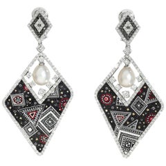Boucles d'oreilles élégantes en micromosaïque ornée de diamants blancs et noirs et de perles d'or blanc