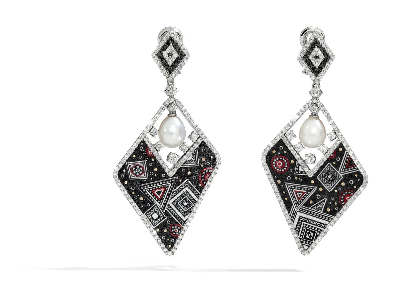 Cientos de teselas de micromosaico, engastadas por manos de talento incomparable, forman hojas suaves y fluidas que se acompañan de extraordinarias esmeraldas que realzan su belleza real, junto con diamantes colocados como gotas de rocío.

El Micro