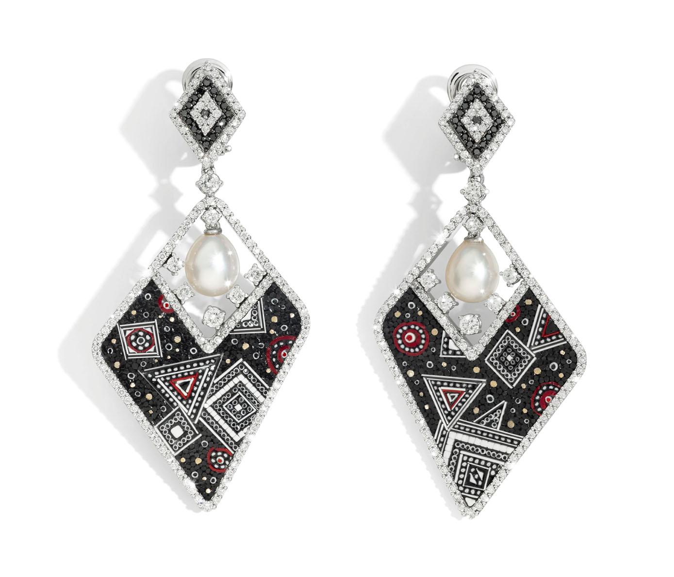 Elegantes Pendientes Diamantes Blancos y Negros Oro Blanco Perla Decorada Micromosaico Corte brillante en venta