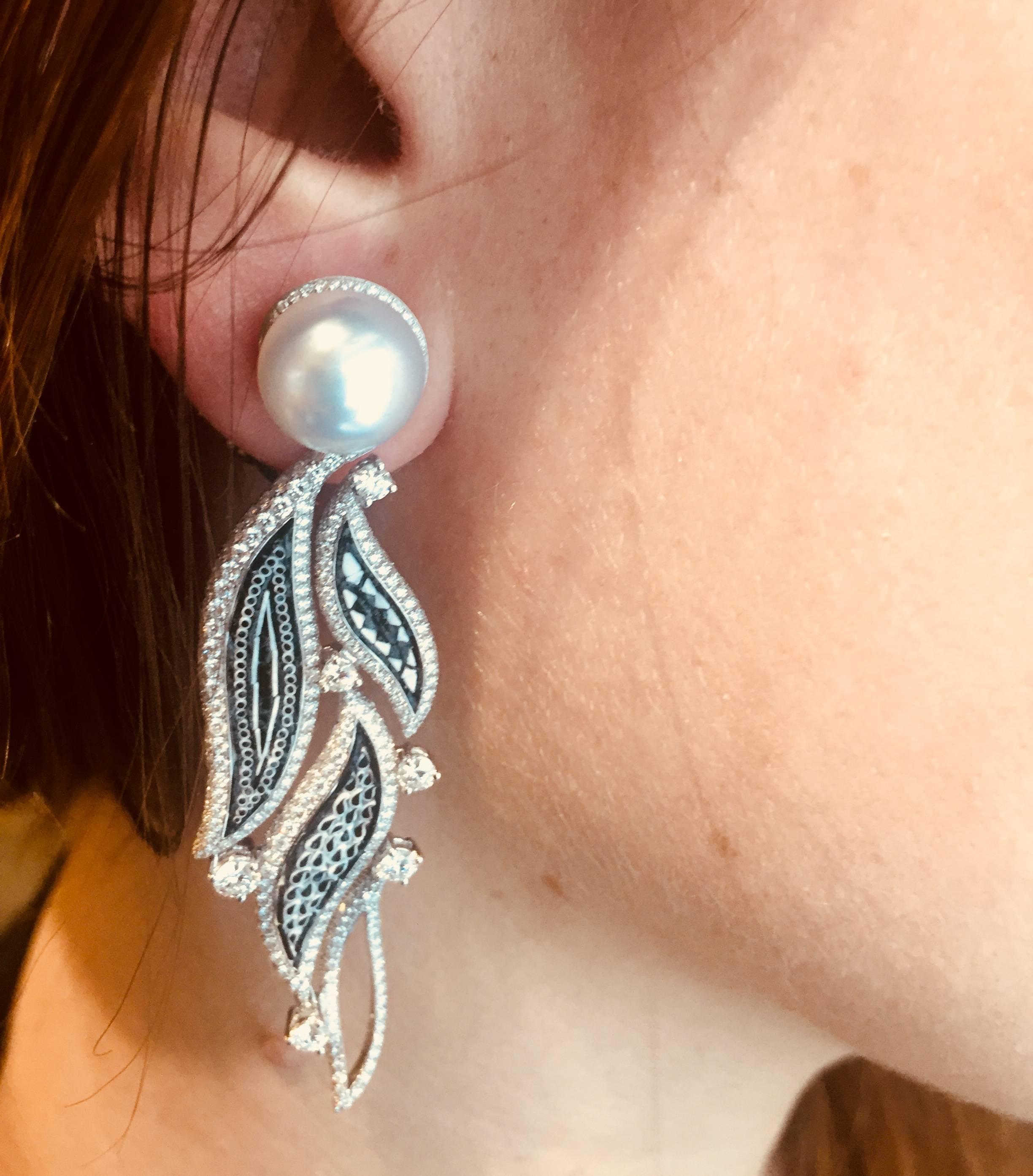 Elegantes Pendientes Diamantes Blancos Oro Blanco Perlas Decorados a Mano con Micromosaico Contemporáneo en venta