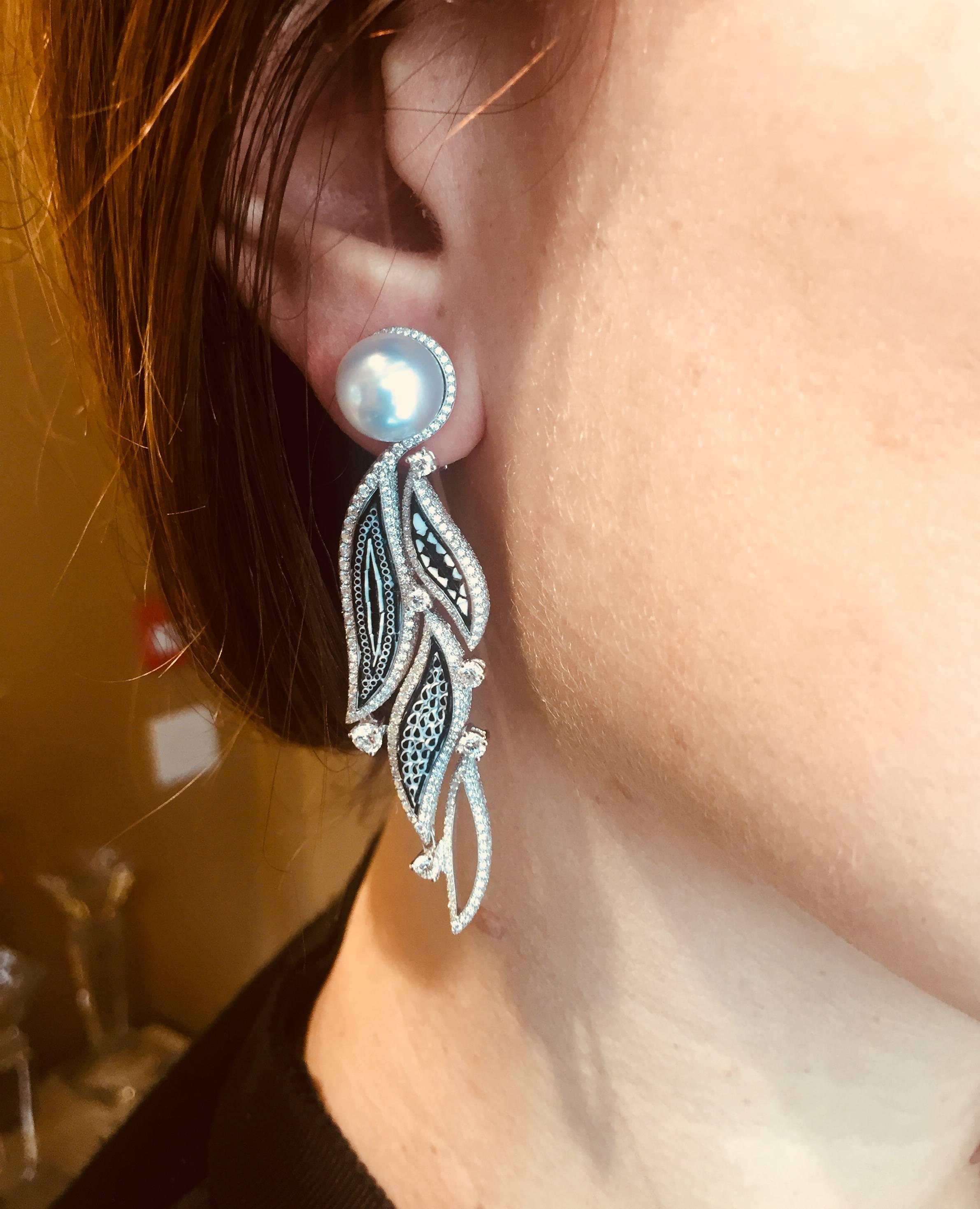 Elegantes Pendientes Diamantes Blancos Oro Blanco Perlas Decorados a Mano con Micromosaico Corte brillante en venta