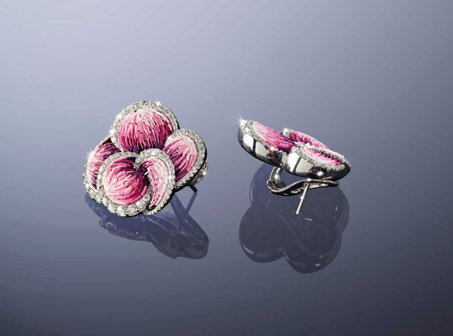 Im Angebot: Stilvolle Ohrringe aus Weißgold mit weißen Diamanten, von Hand verziert mit Mikromosaik () 2
