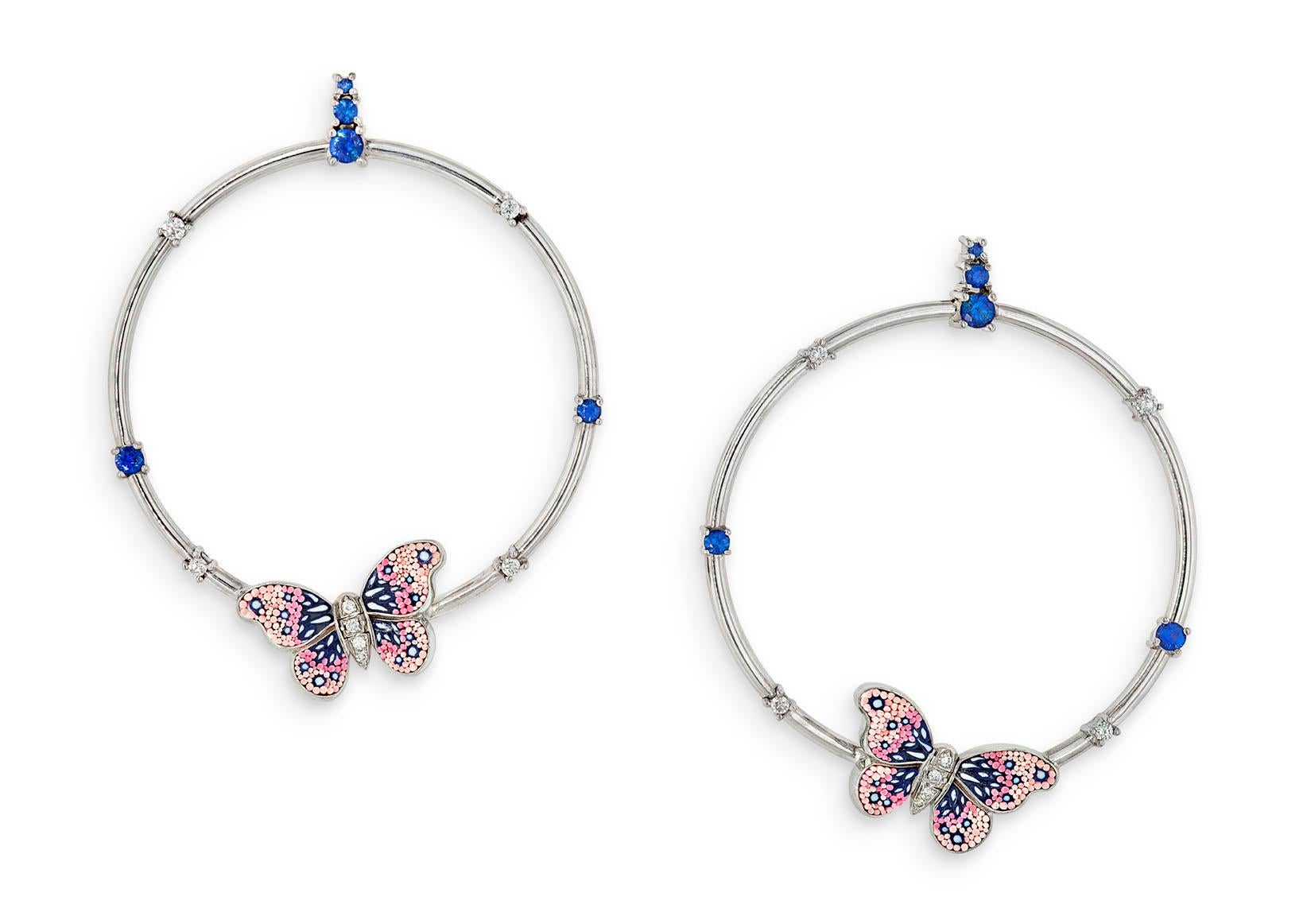 Stilvolle Ohrringe aus Weißgold mit weißen Diamanten und blauen Saphiren, Mikromosaik verziert (Romantik) im Angebot