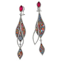 Boucles d'oreilles élégantes en or blanc, diamants blancs et rubis décorés à la main avec de la nano-mosaïque