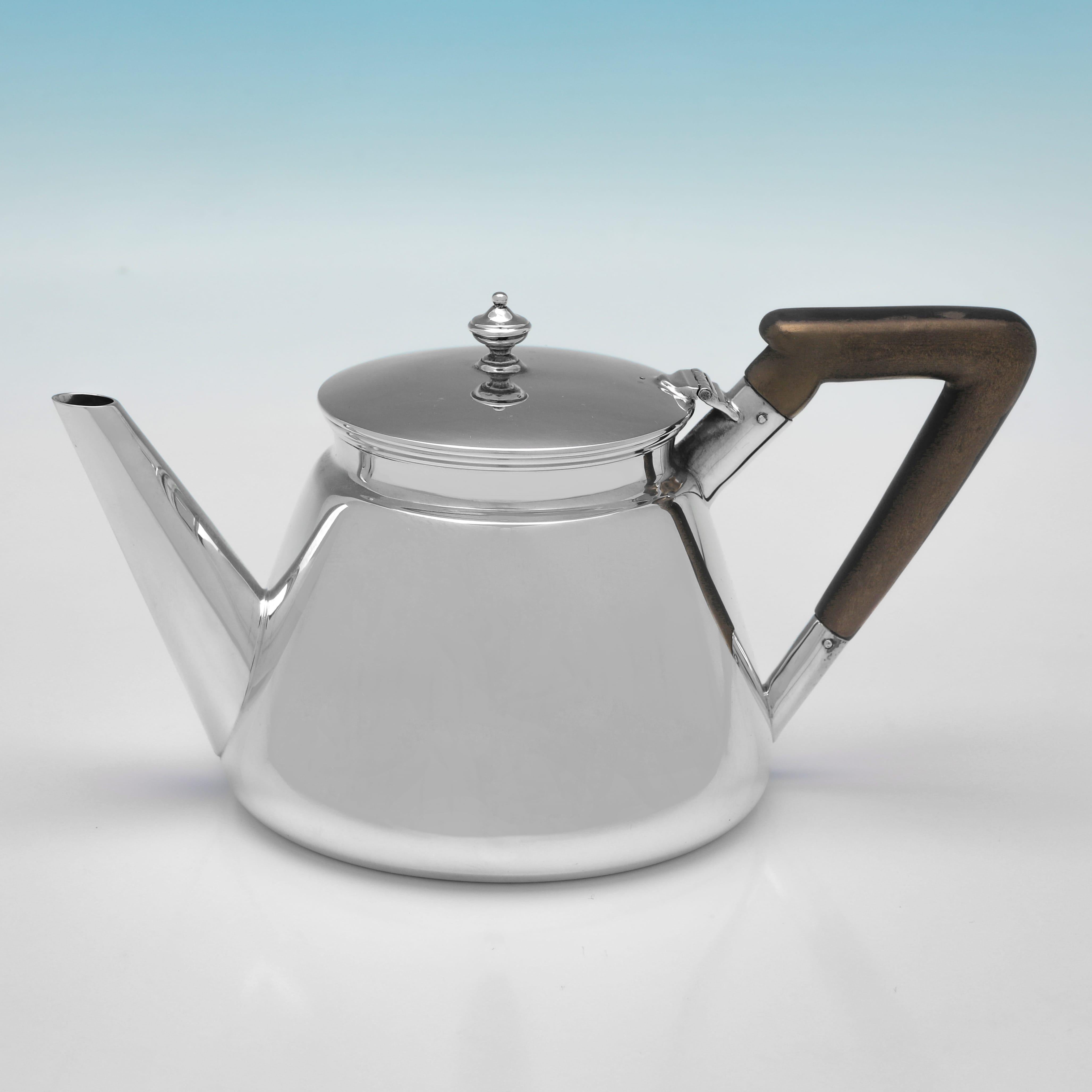 Marchiato a Londra nel 1908 e nel 1909 da Edward Barnard & Sons Ltd, questo bel servizio da tè antico in argento sterling comprende una teiera, una lattiera e una zuccheriera, tutte con un design semplice e angolare, con dorature all'interno della