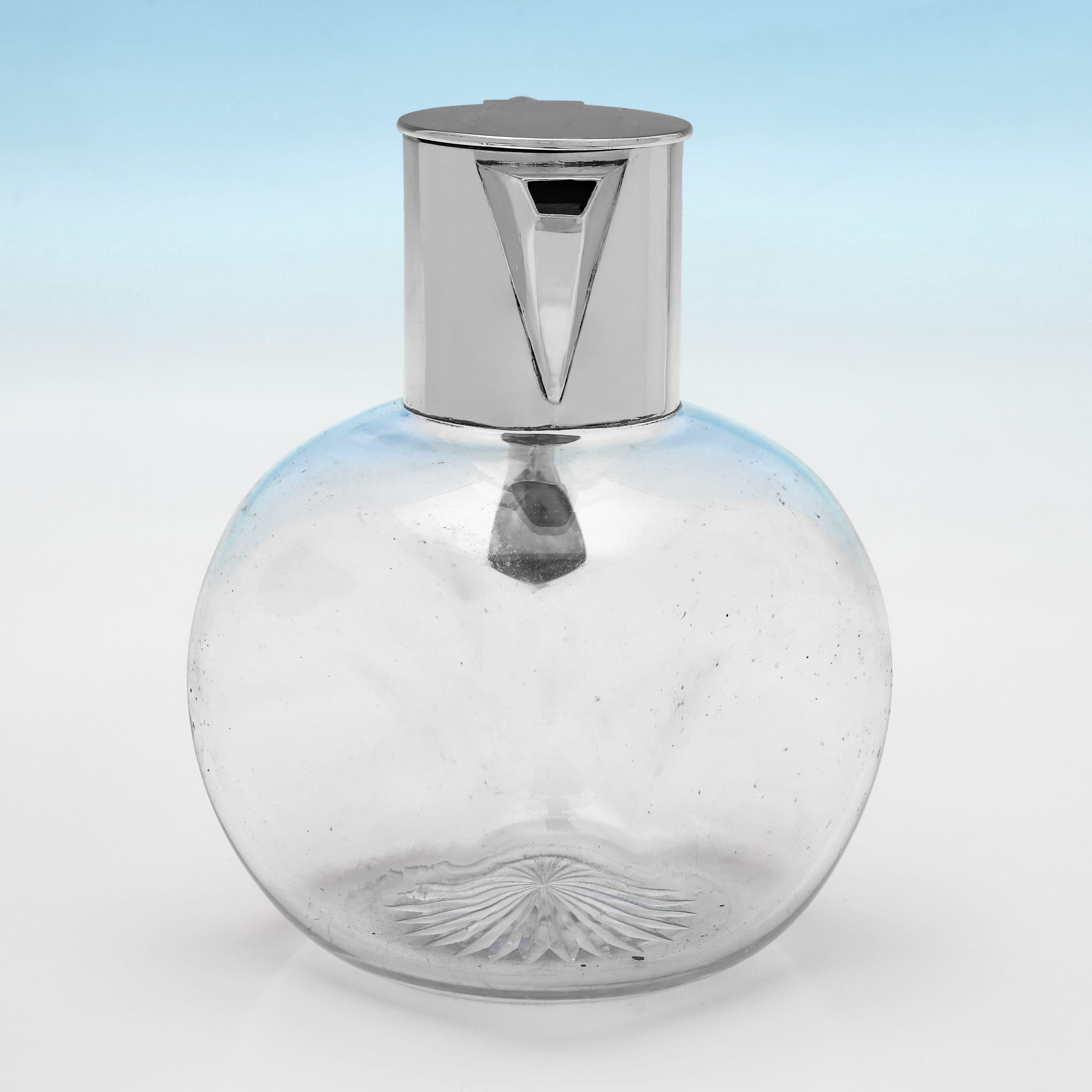 Elegante jarra de clarete eduardiana de plata de ley con cuerpo de cristal cúbico - fabricada en 1903 Eduardiano en venta