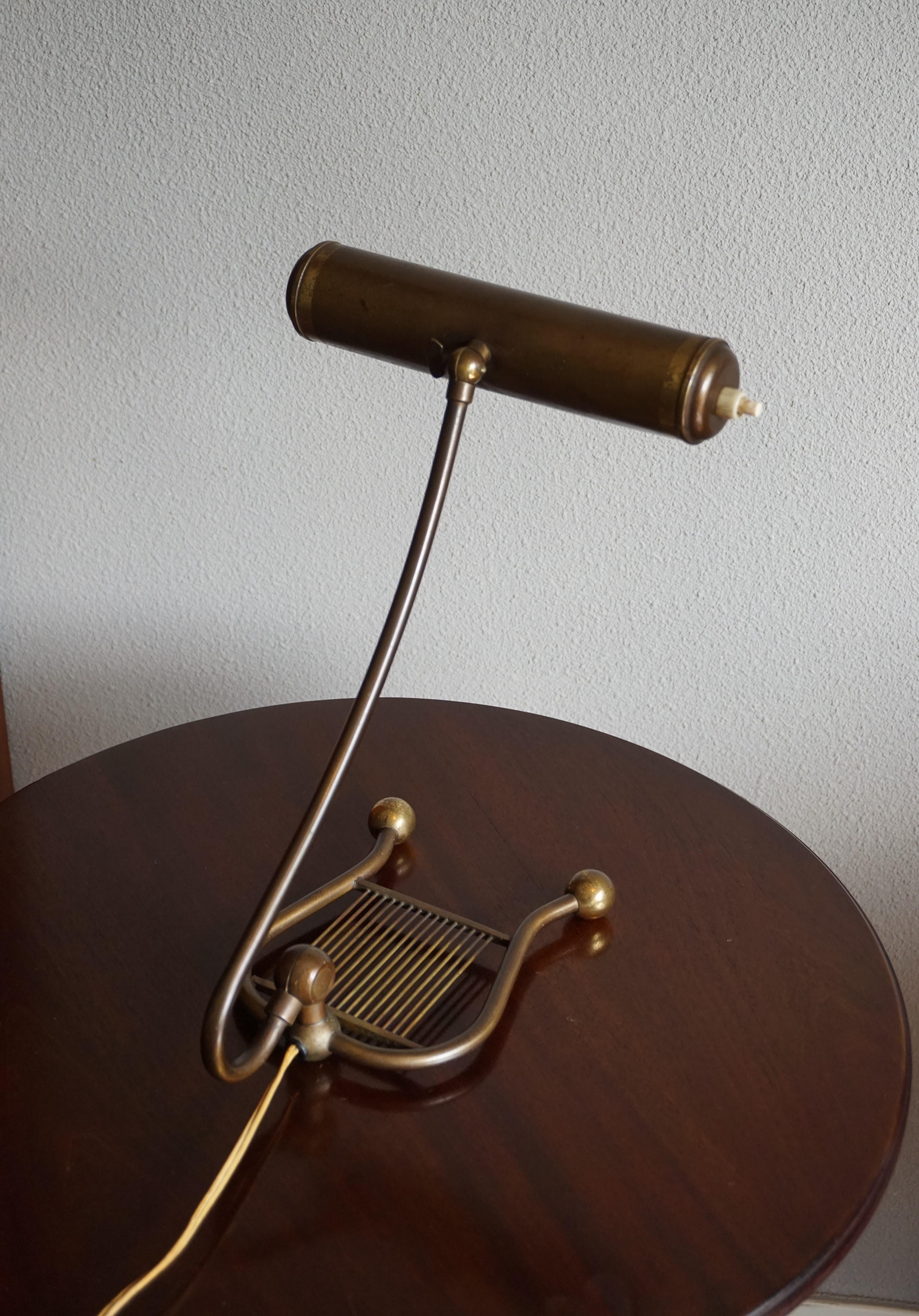 Stylish & Elegant Early to Mid-20th Century Harp Shaped Brass Piano or Desk Lamp In Excellent Condition In Lisse, NL