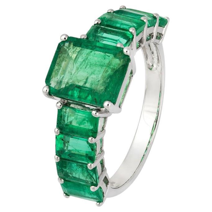 Modern Stylish Emerald Blue Sapphire White 18K Gold Band Ring for Her For Sale