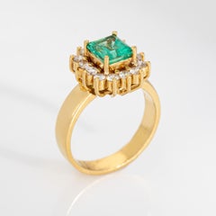 Stylish emerald & diamond cocktail ring crafted in 18k yellow gold (circa 1980s)