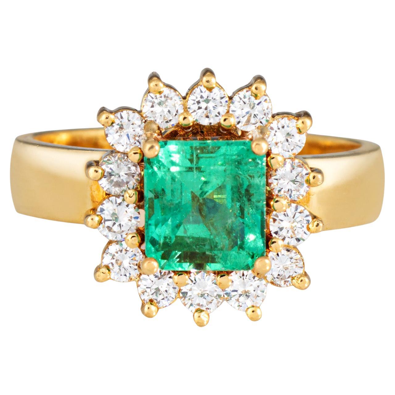 Stylish emerald & diamond cocktail ring crafted in 18k yellow gold (circa 1980s)
