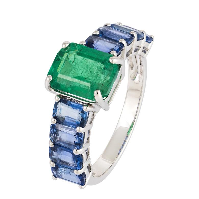 Asscher Cut Stylish Emerald White 18K Gold Band Ring for Her For Sale