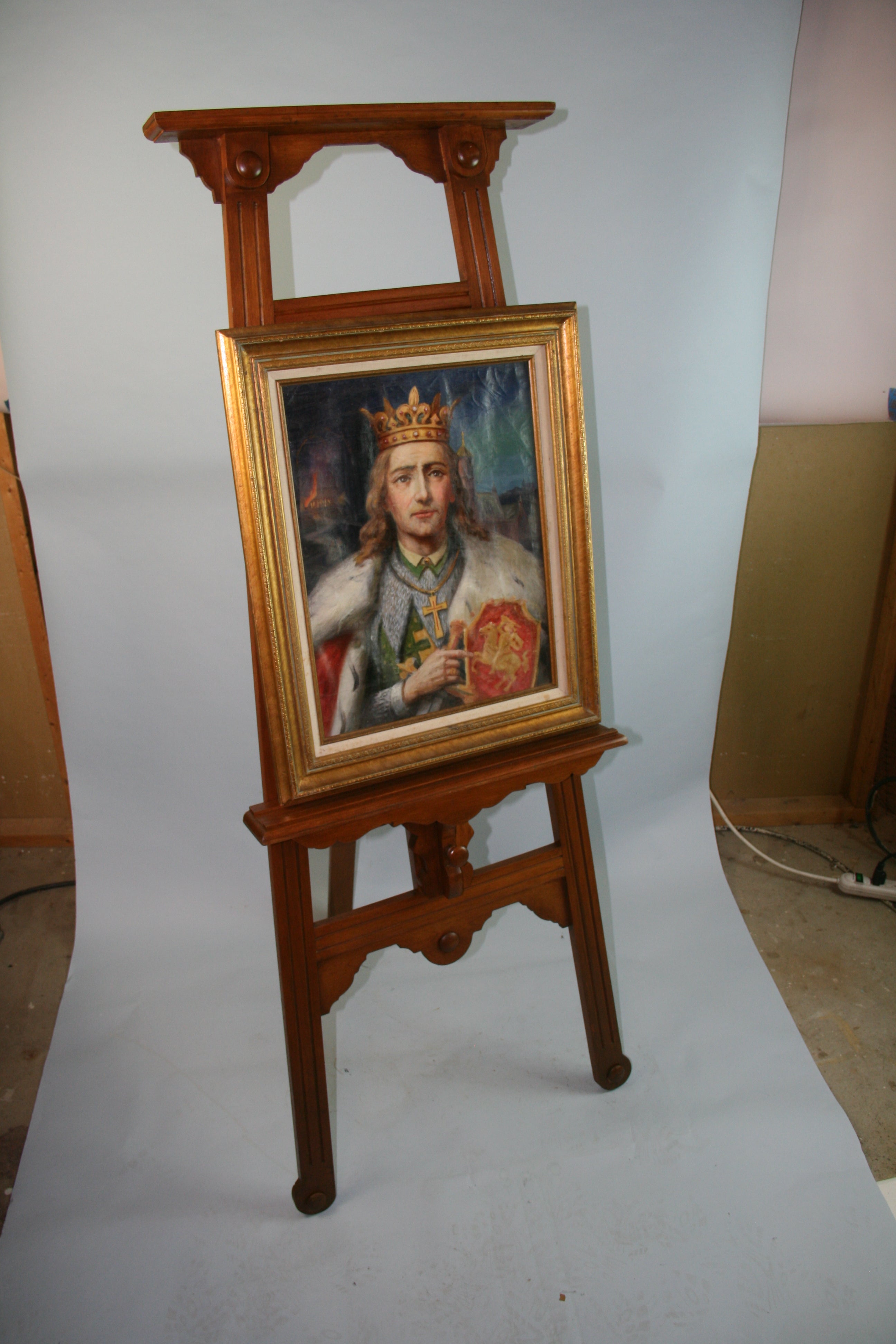 1279 Floor easel artist display stand practical in size, good condition, beautifully
designed and great quality materials picture stand.
Height is easily adjusted with circular wood handle in front.
Painting is not included.