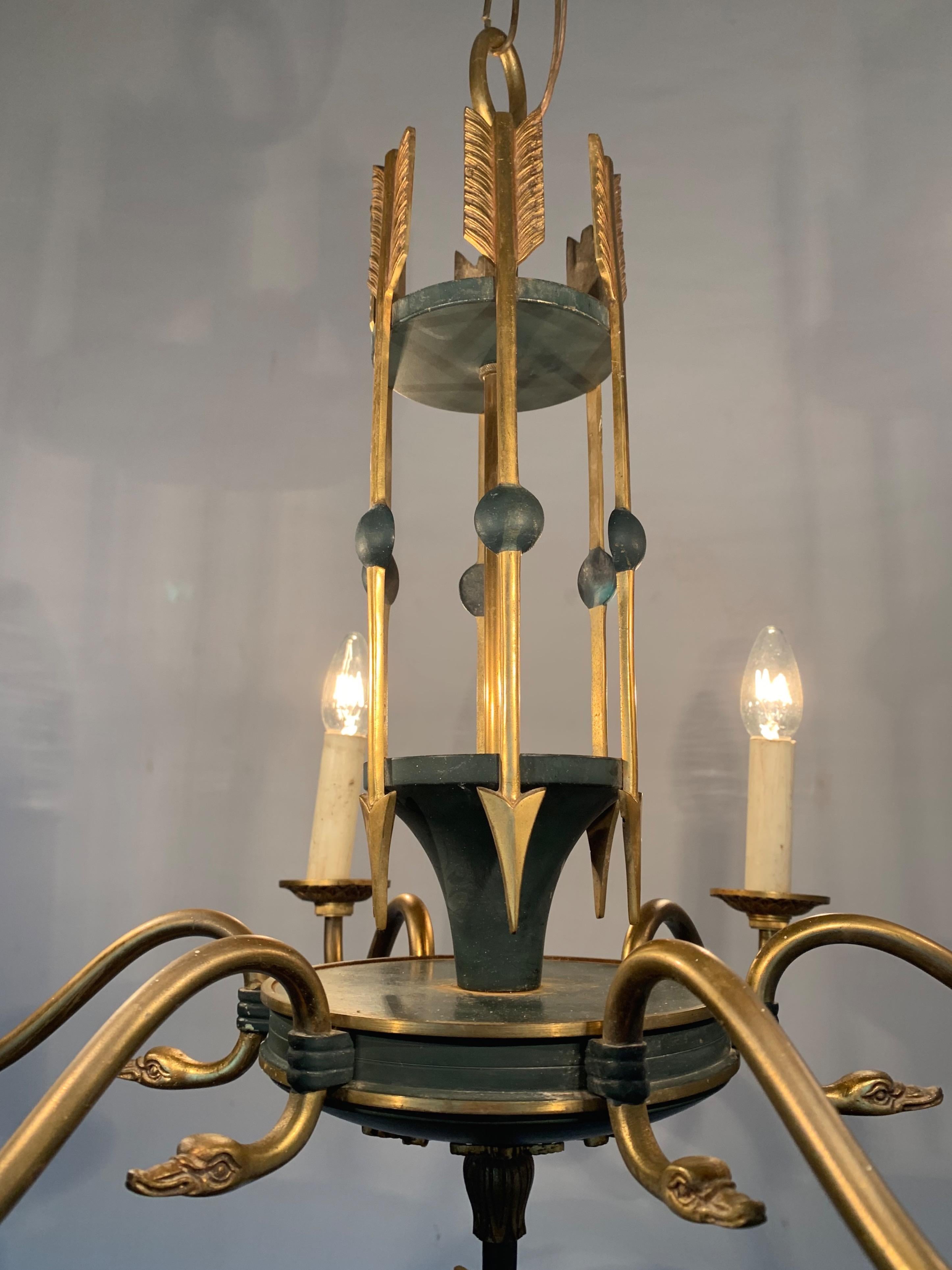 Dorato Elegante lampadario a sospensione a sei luci in stile Revival Impero con teste di cigno e frecce in vendita