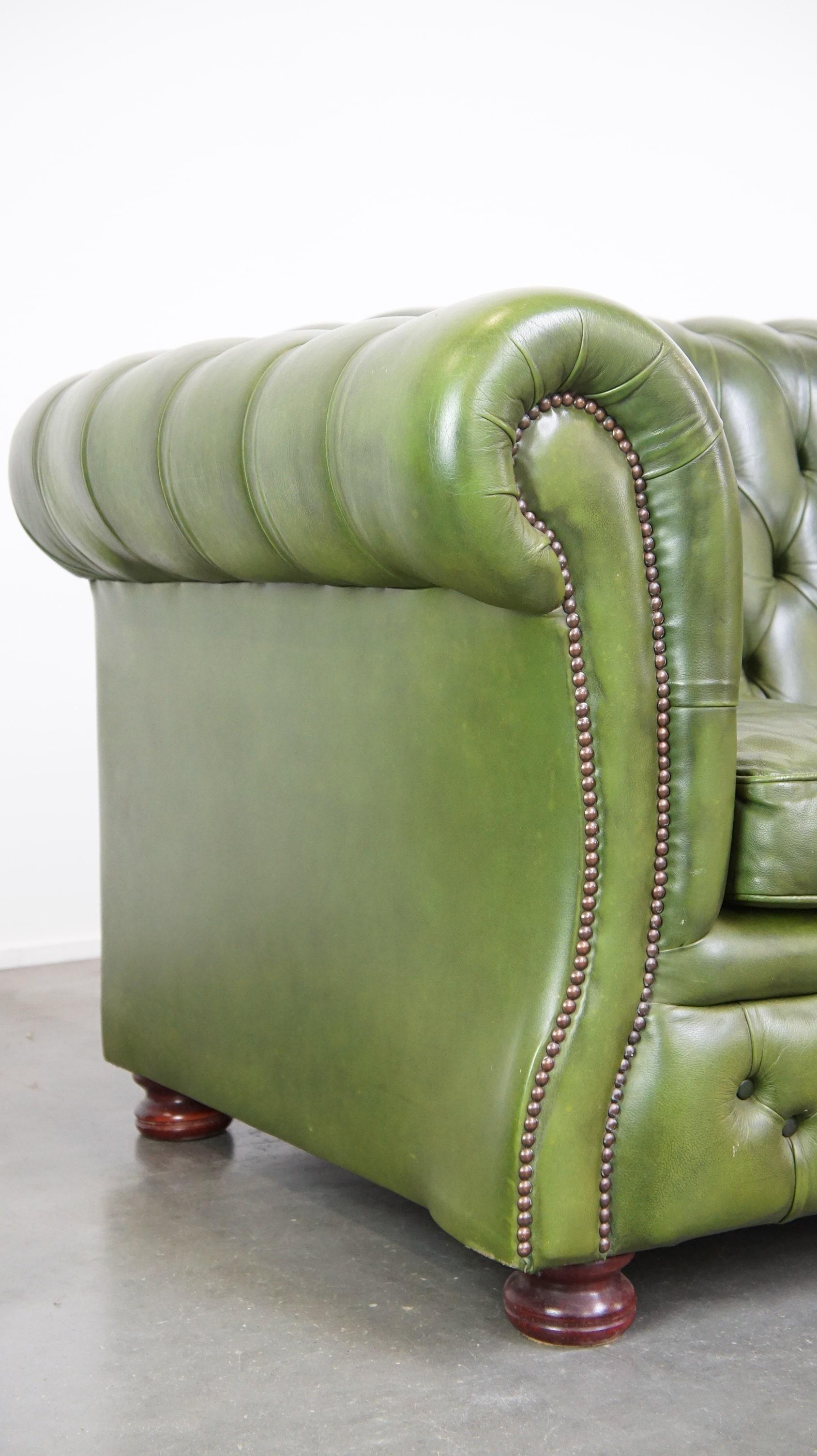 Stylish, English green cow leather spacious 2.5 seater chesterfield sofa For Sale 8