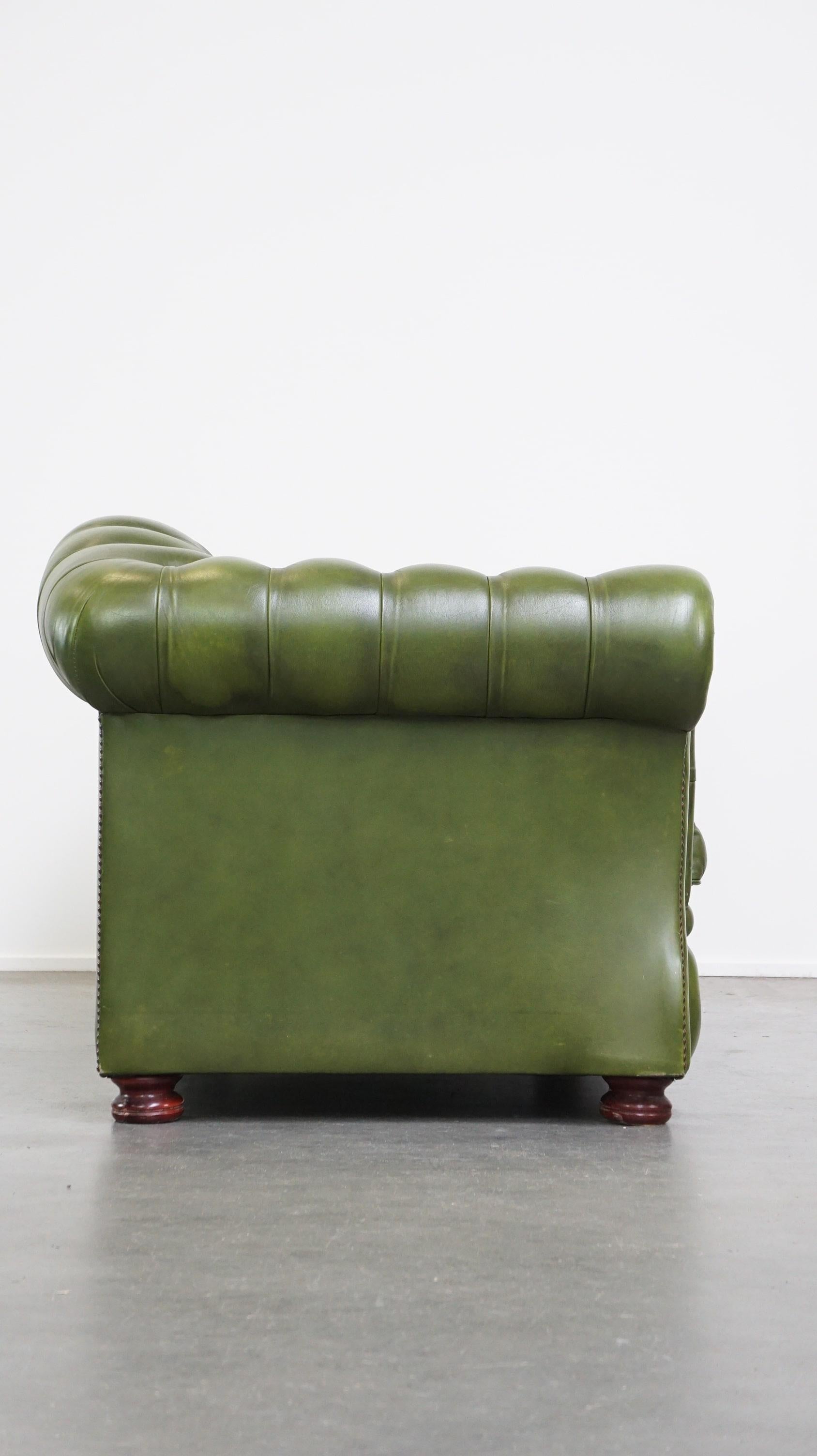 Hand-Crafted Stylish, English green cow leather spacious 2.5 seater chesterfield sofa For Sale