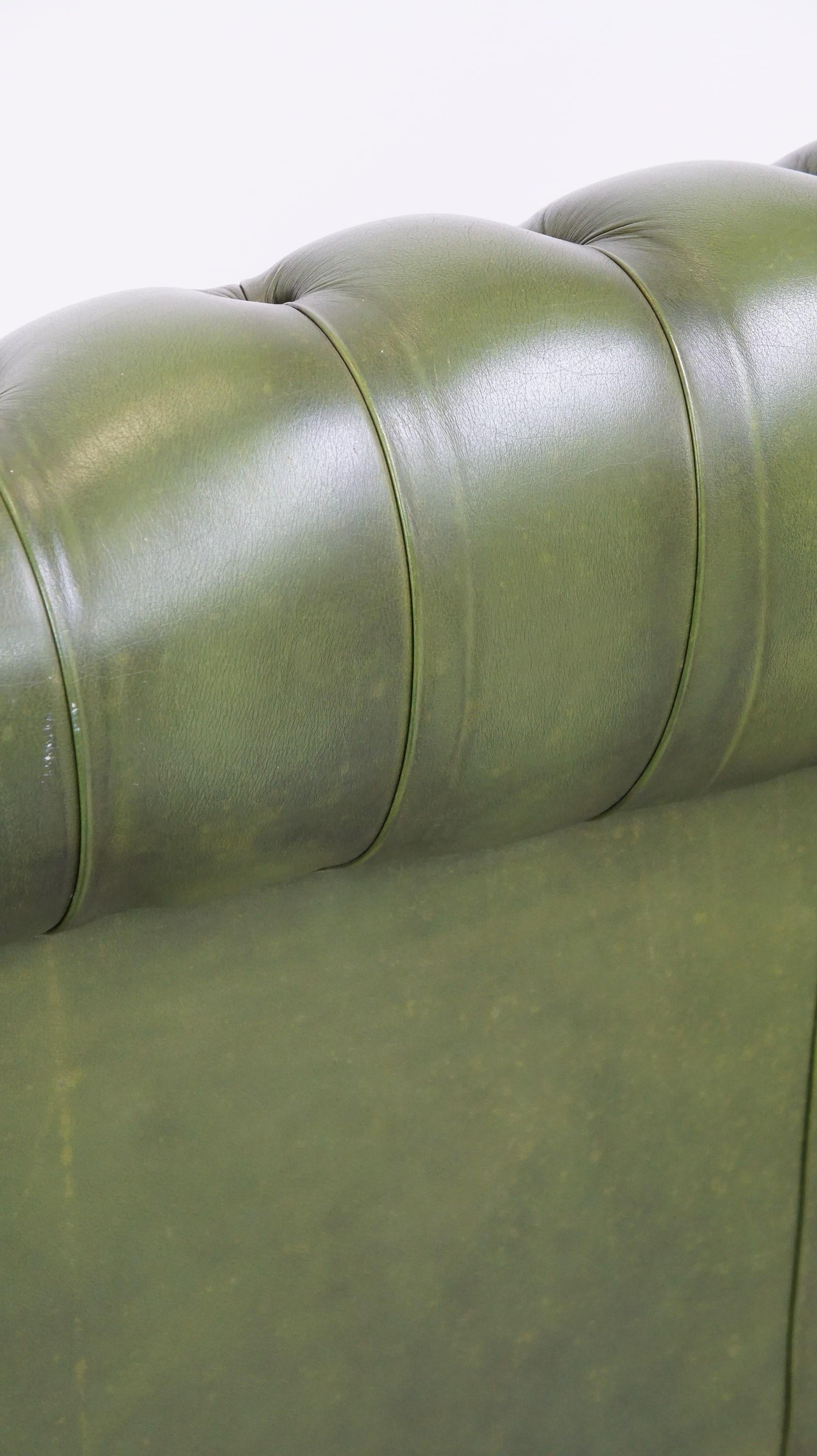 Stylish, English green cow leather spacious 2.5 seater chesterfield sofa For Sale 9