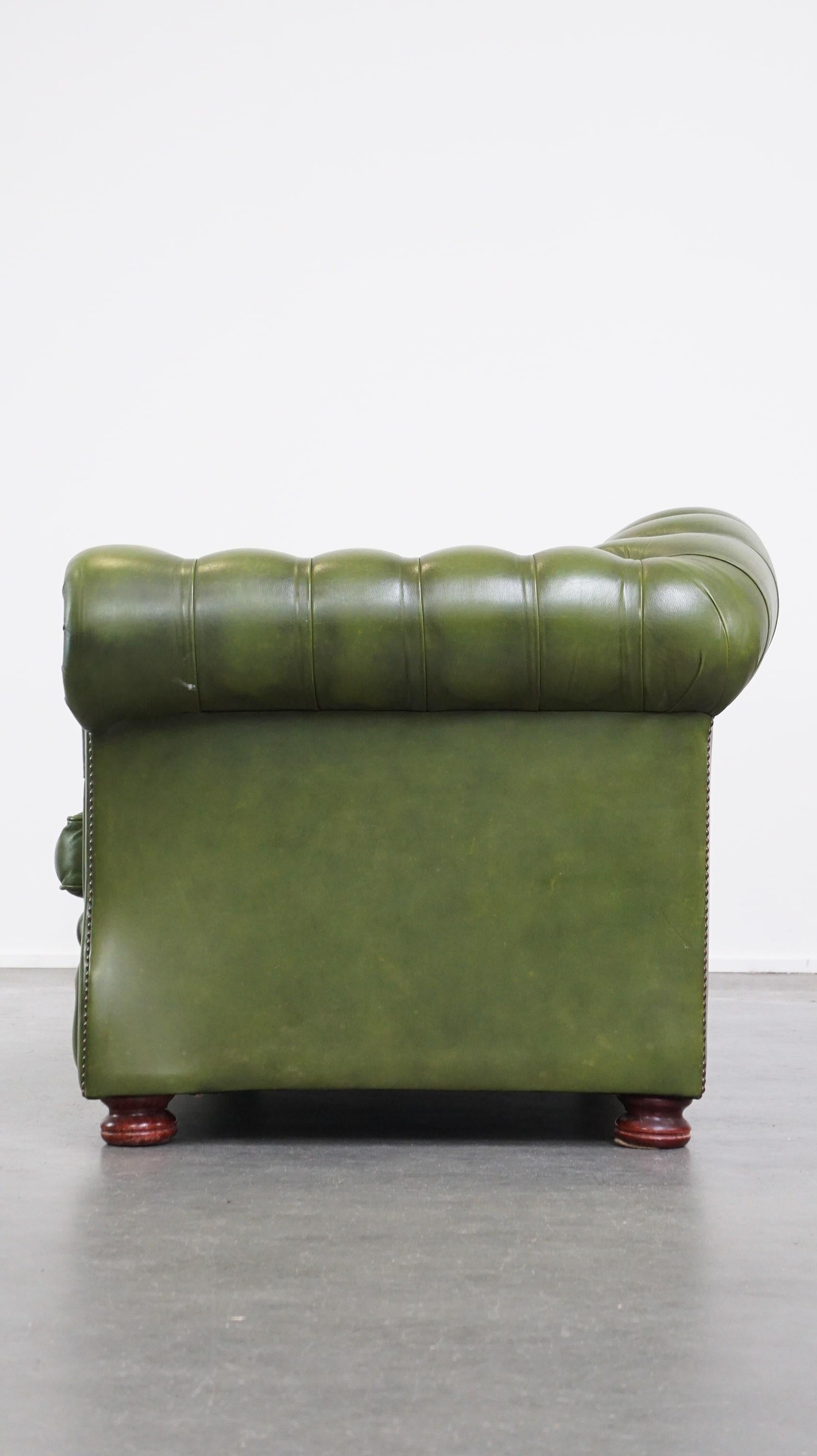 20th Century Stylish, English green cow leather spacious 2.5 seater chesterfield sofa For Sale