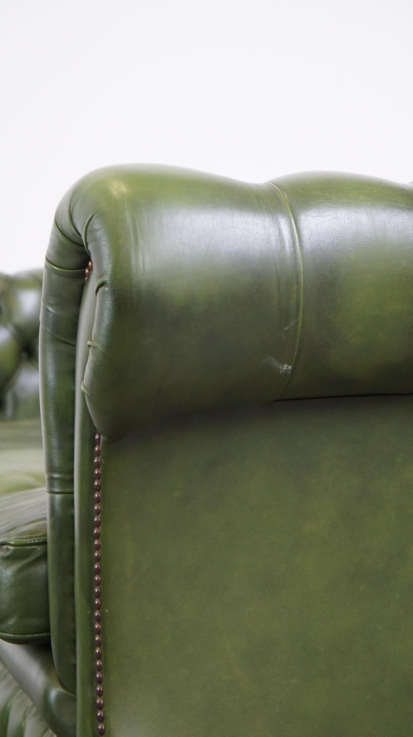 Stylish, English green cow leather spacious 2.5 seater chesterfield sofa For Sale 10