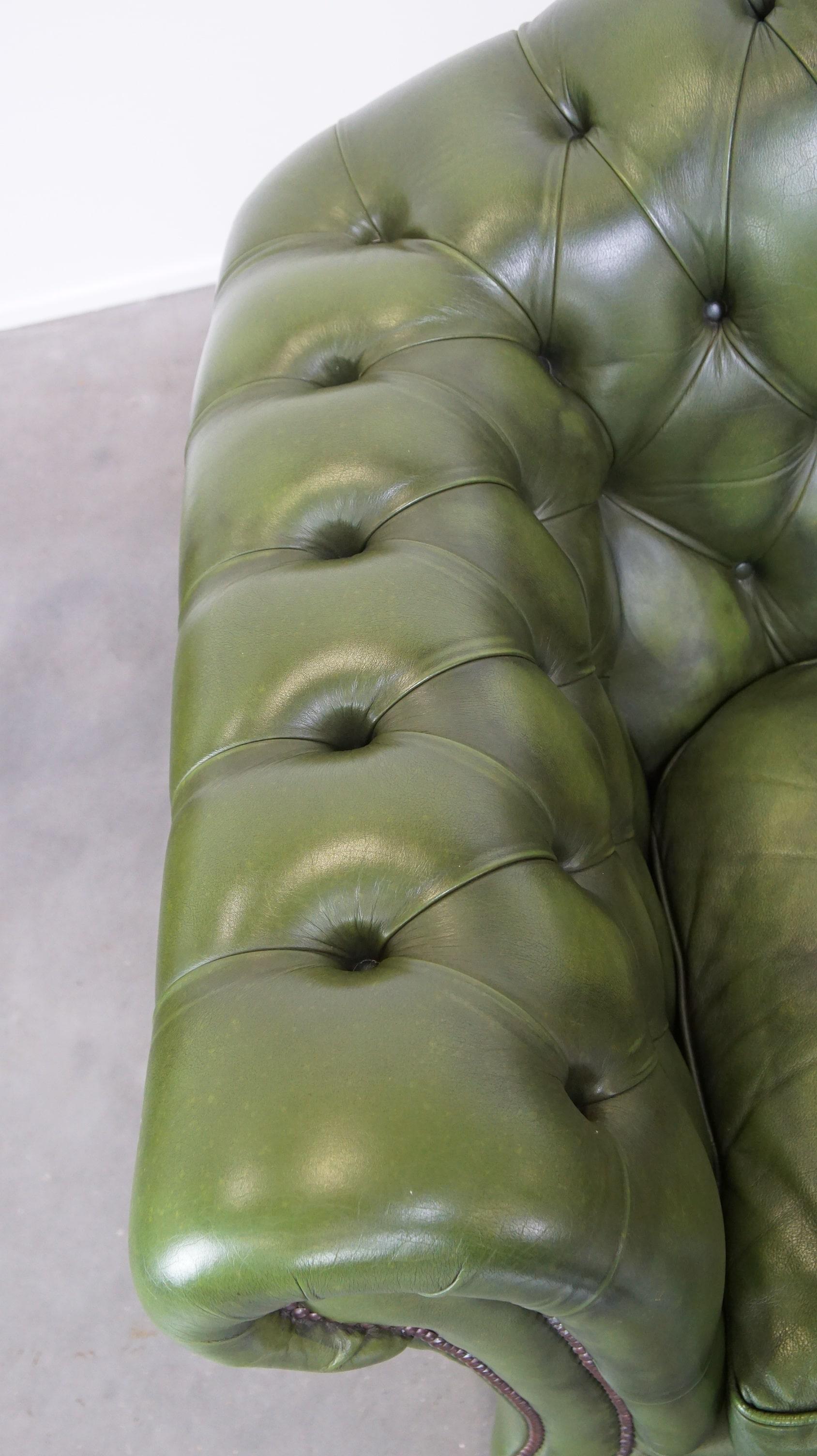 Stylish, English green cow leather spacious 2.5 seater chesterfield sofa For Sale 3