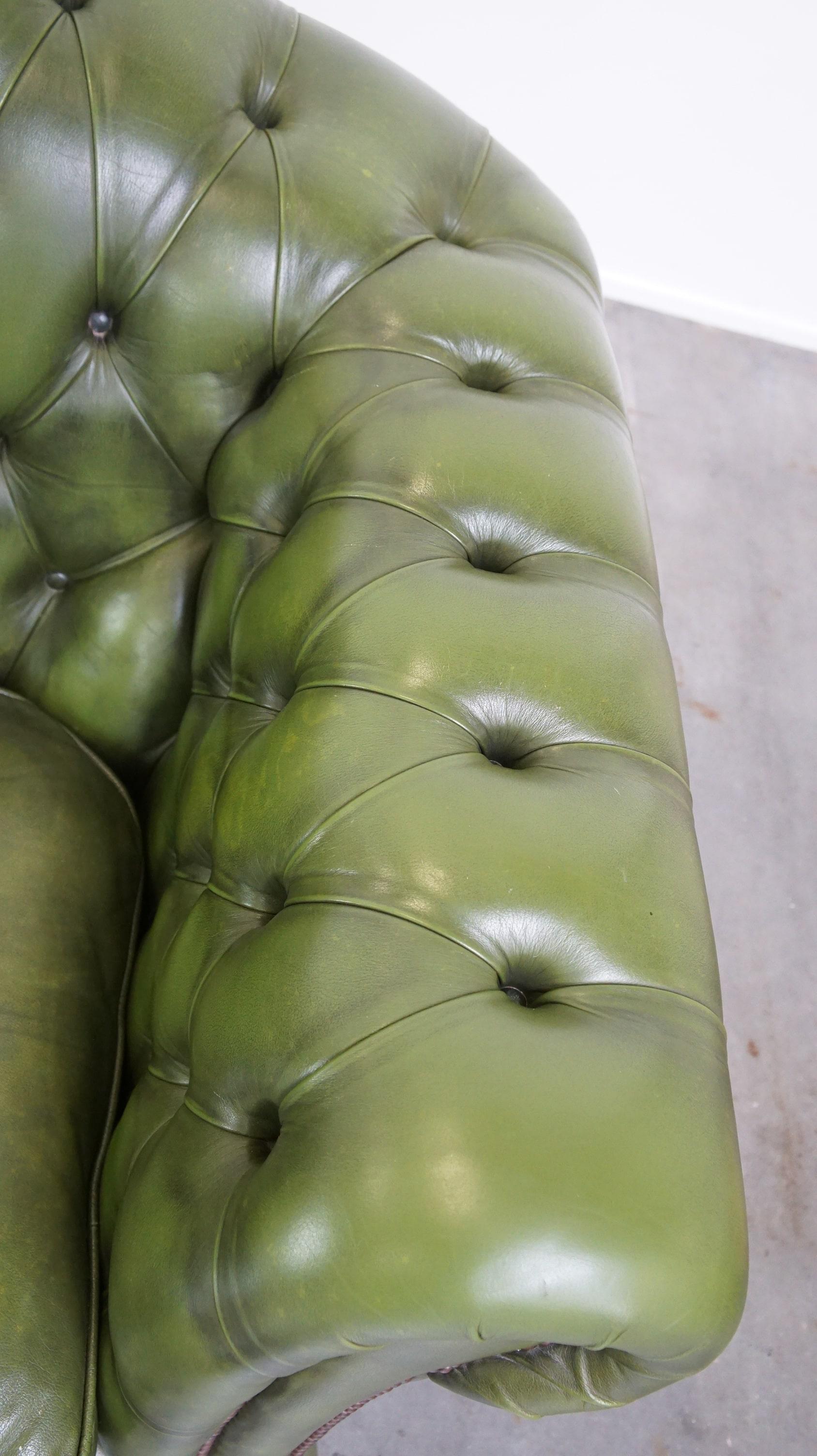 Stylish, English green cow leather spacious 2.5 seater chesterfield sofa For Sale 4