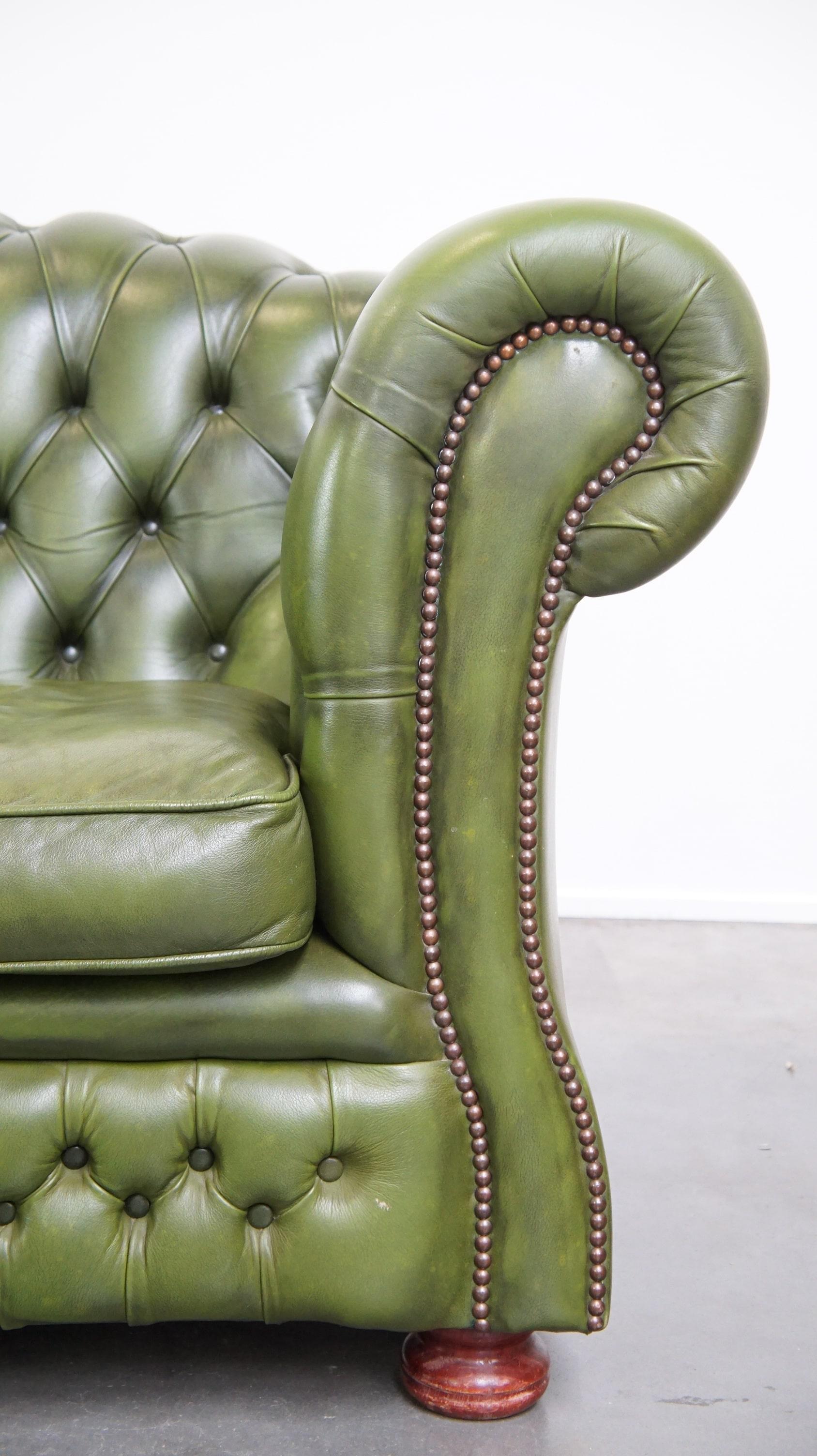 Stylish, English green cow leather spacious 2.5 seater chesterfield sofa For Sale 5