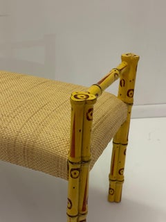 Elegante banco de bambú sintético con nueva tapicería de rafia