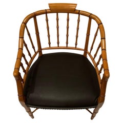 Elegante poltrona Regency in finto bambù con rivestimento in pelle marrone cioccolato