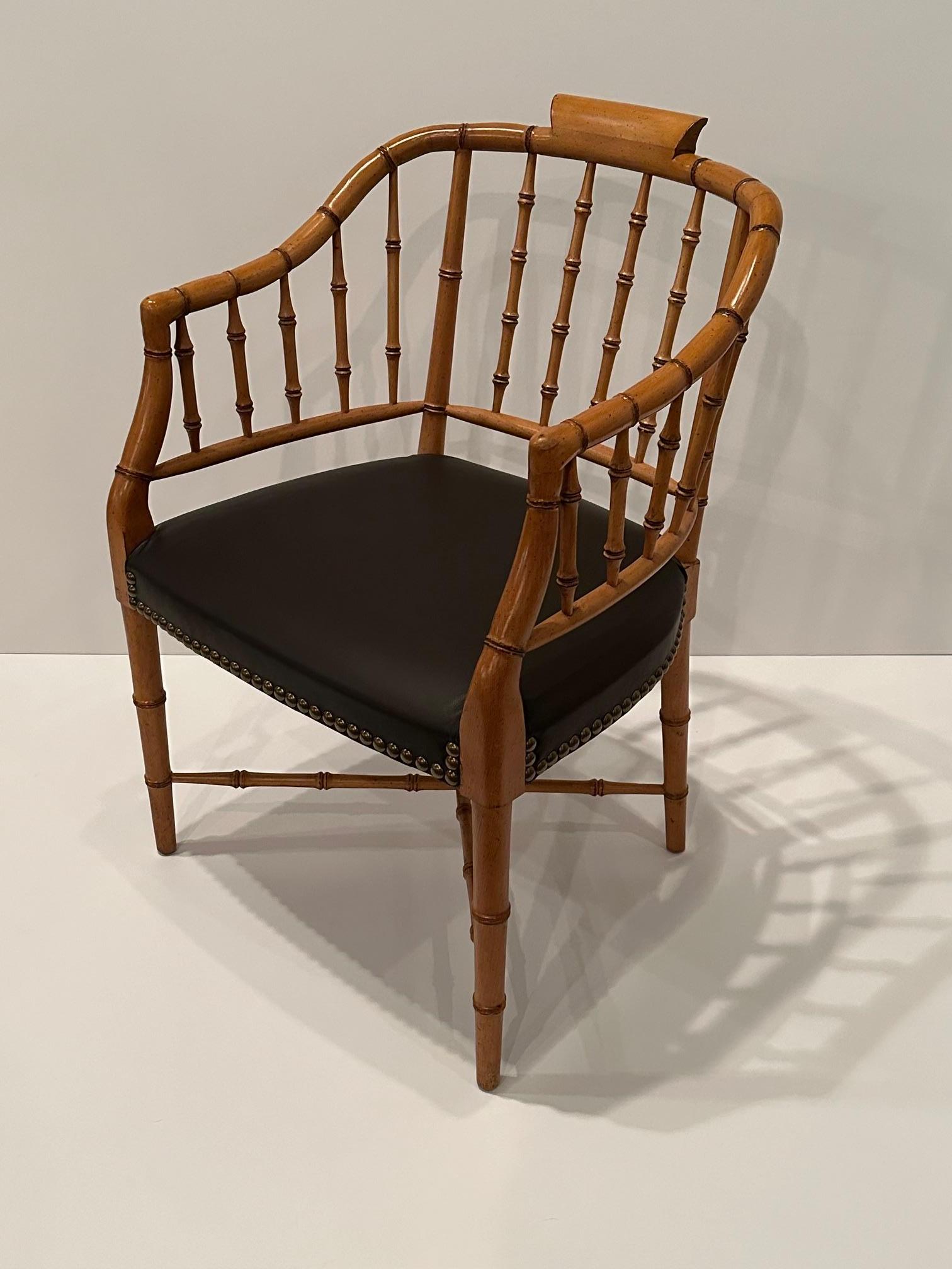 Stilvoller Regency-Sessel aus Bambusimitat mit Polsterung aus schokoladenbraunem Leder (amerikanisch) im Angebot