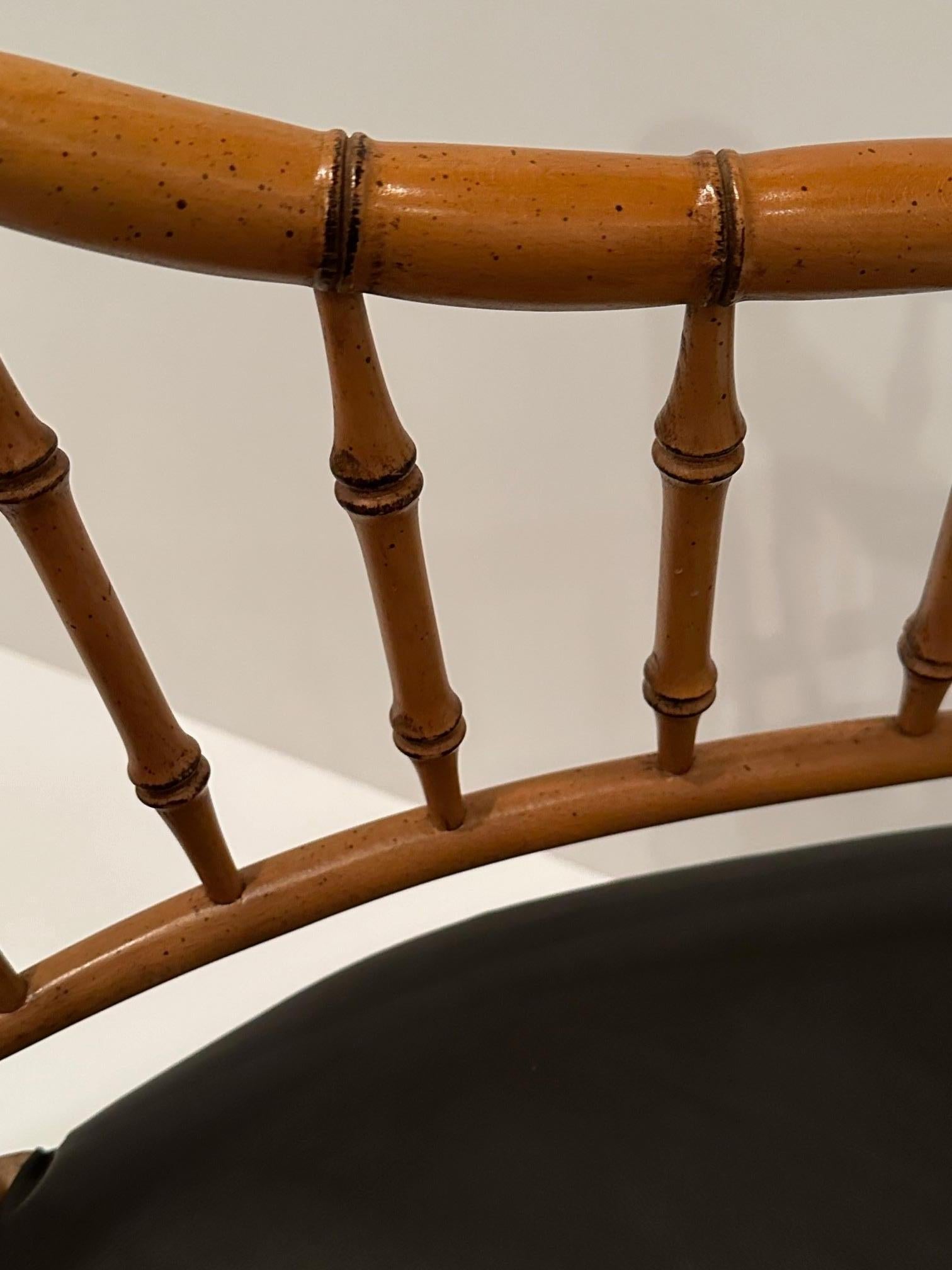 Stilvoller Regency-Sessel aus Bambusimitat mit Polsterung aus schokoladenbraunem Leder (Ende des 20. Jahrhunderts) im Angebot