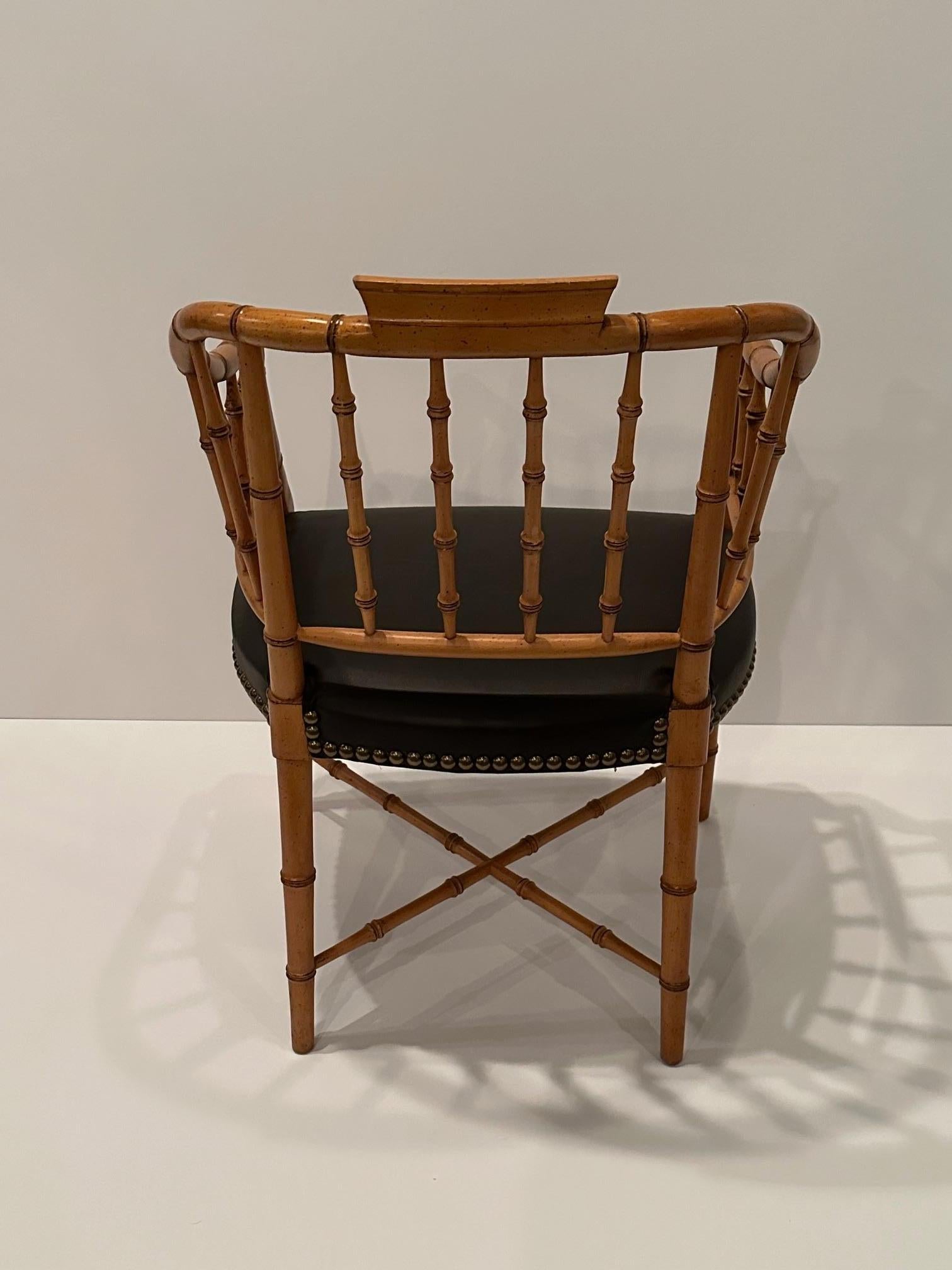 Stilvoller Regency-Sessel aus Bambusimitat mit Polsterung aus schokoladenbraunem Leder (Messing) im Angebot
