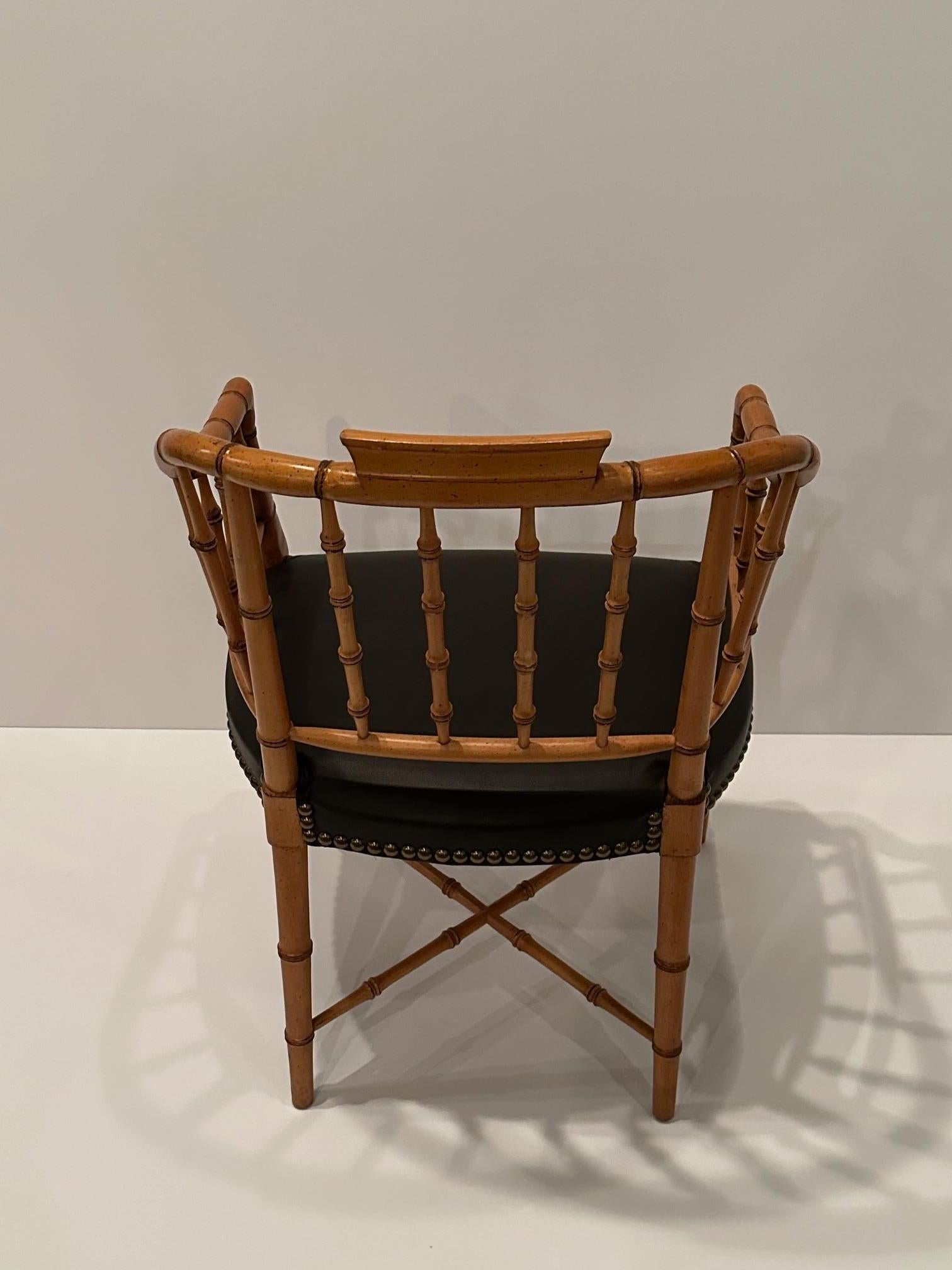 Stilvoller Regency-Sessel aus Bambusimitat mit Polsterung aus schokoladenbraunem Leder im Angebot 1