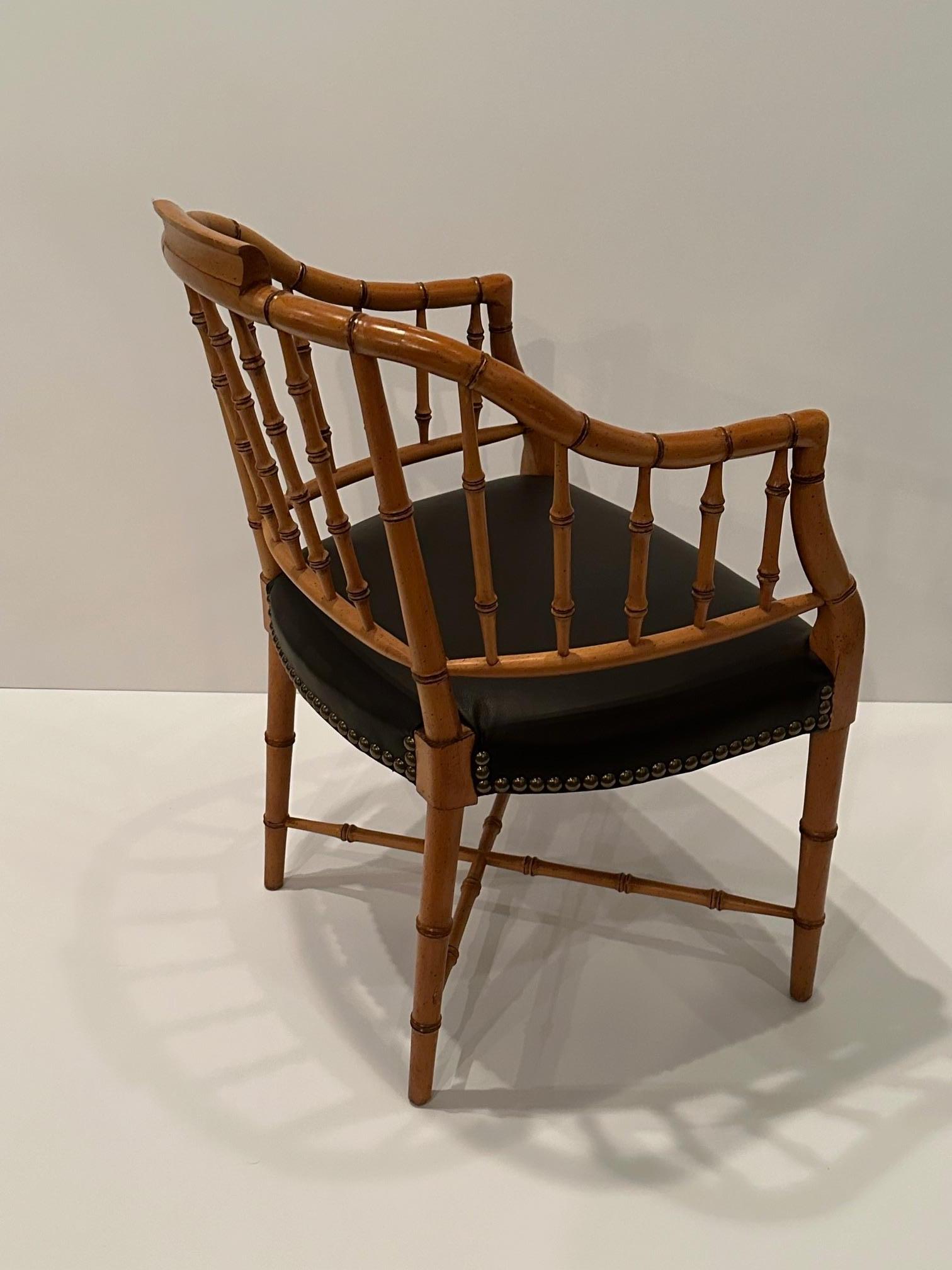 Stilvoller Regency-Sessel aus Bambusimitat mit Polsterung aus schokoladenbraunem Leder im Angebot 2
