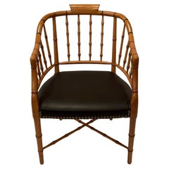 Fauteuil Regency en faux bambou avec revêtement en cuir brun chocolat