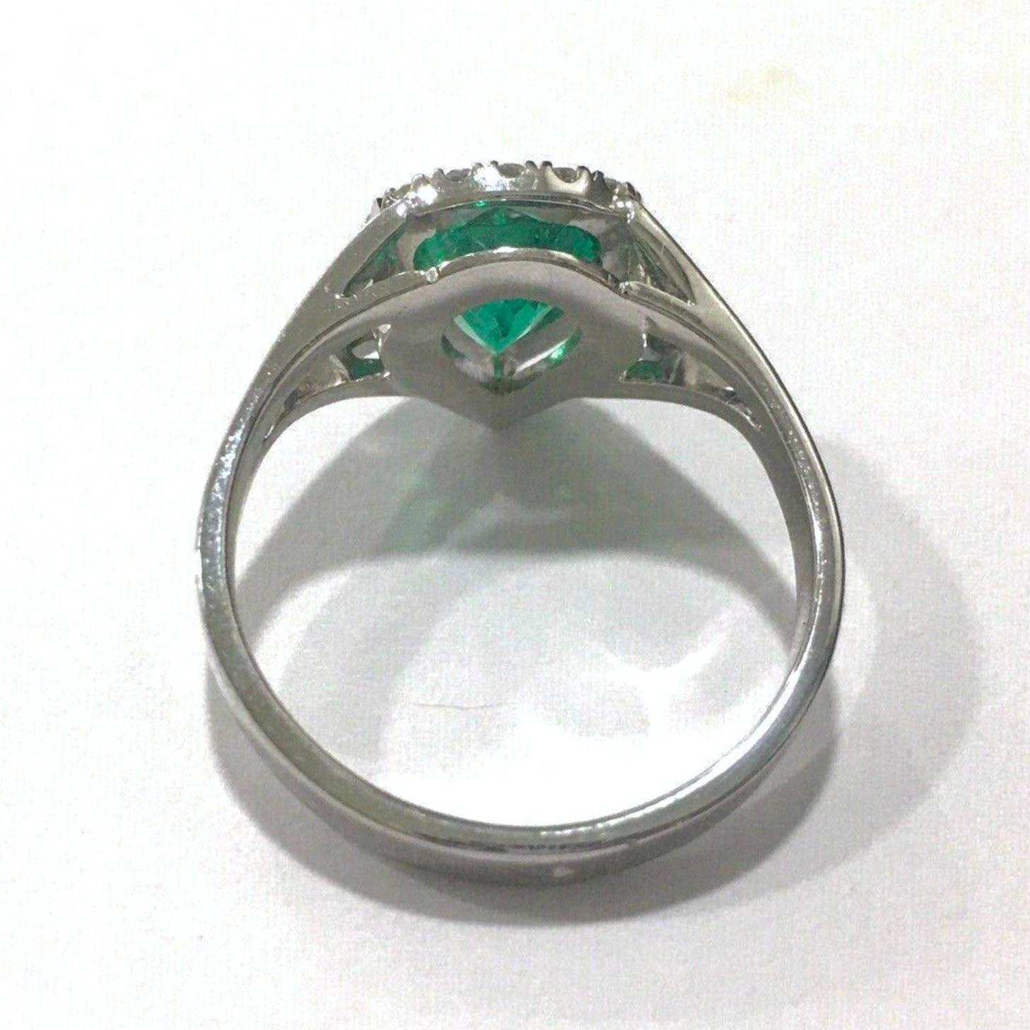 Contemporary Stylish Fine Natural Colombian Emerald and Diamond Ring For Sale