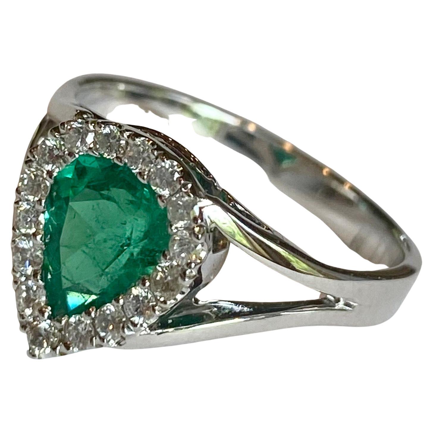 Stylish Fine Natural Colombian Emerald and Diamond Ring For Sale
